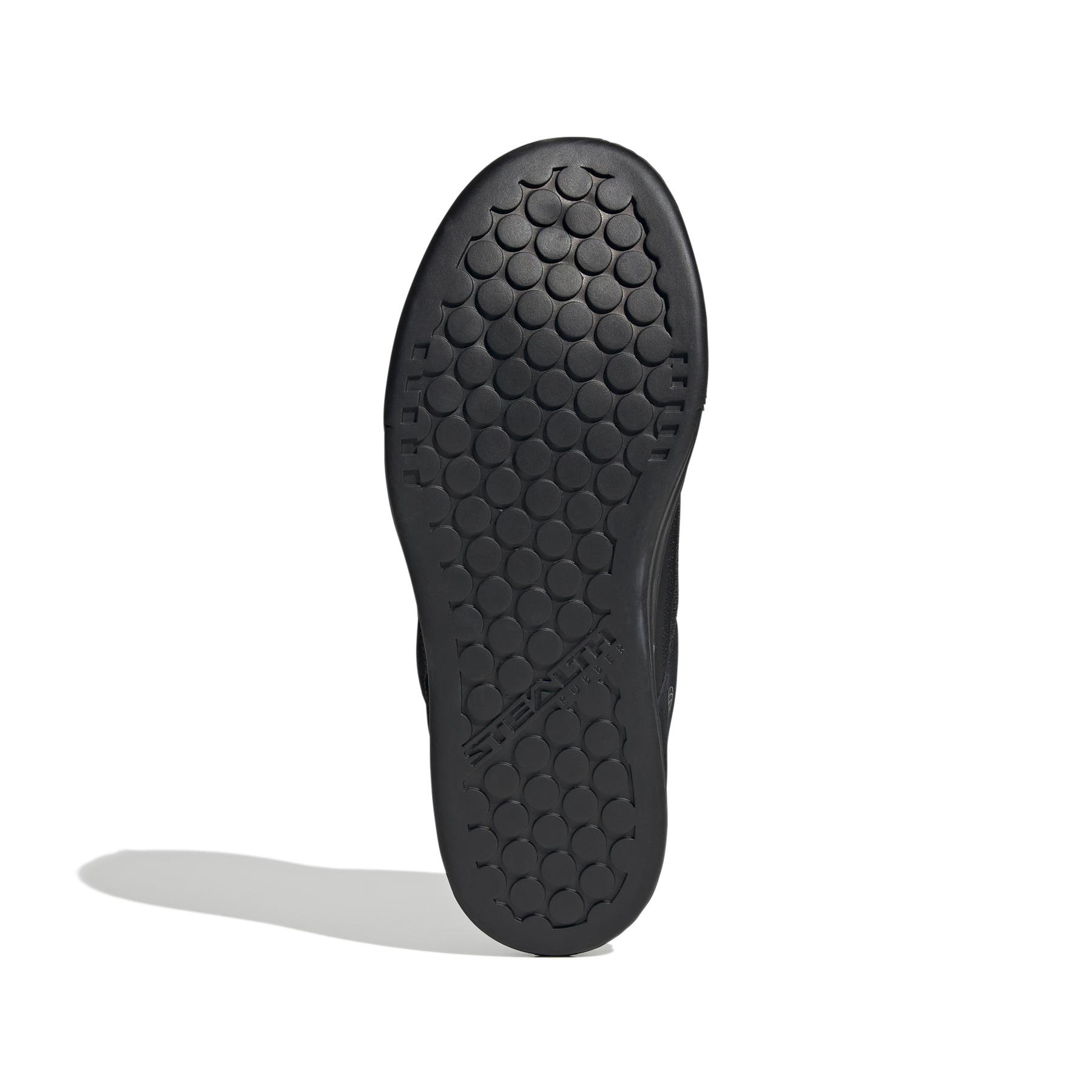 product/a/d/adidas_hp9939_4_footwear_photography_bottom_view_white-nw091625.jpg