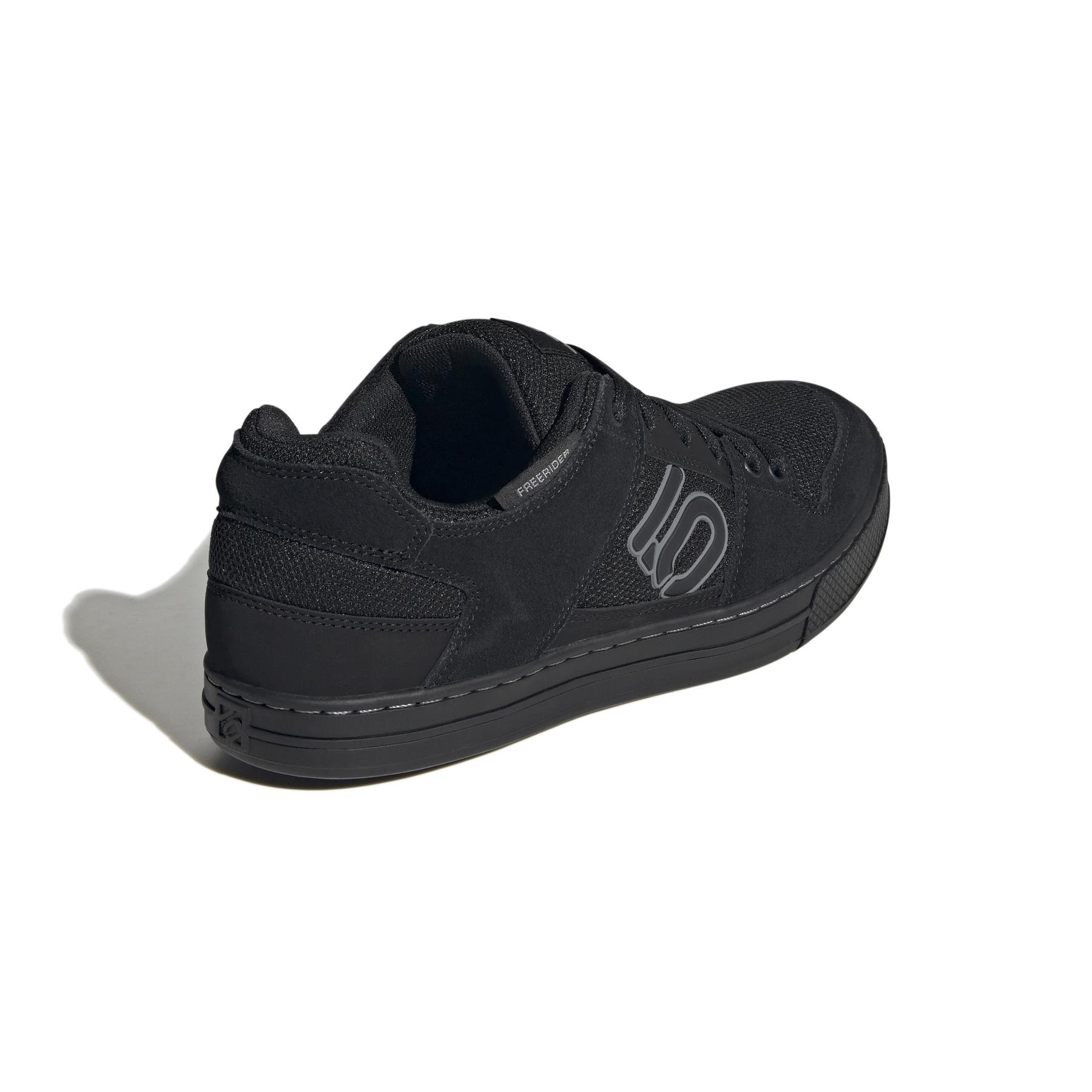 product/a/d/adidas_hp9939_7_footwear_photography_back_lateral_top_view_white-nw091625.jpg