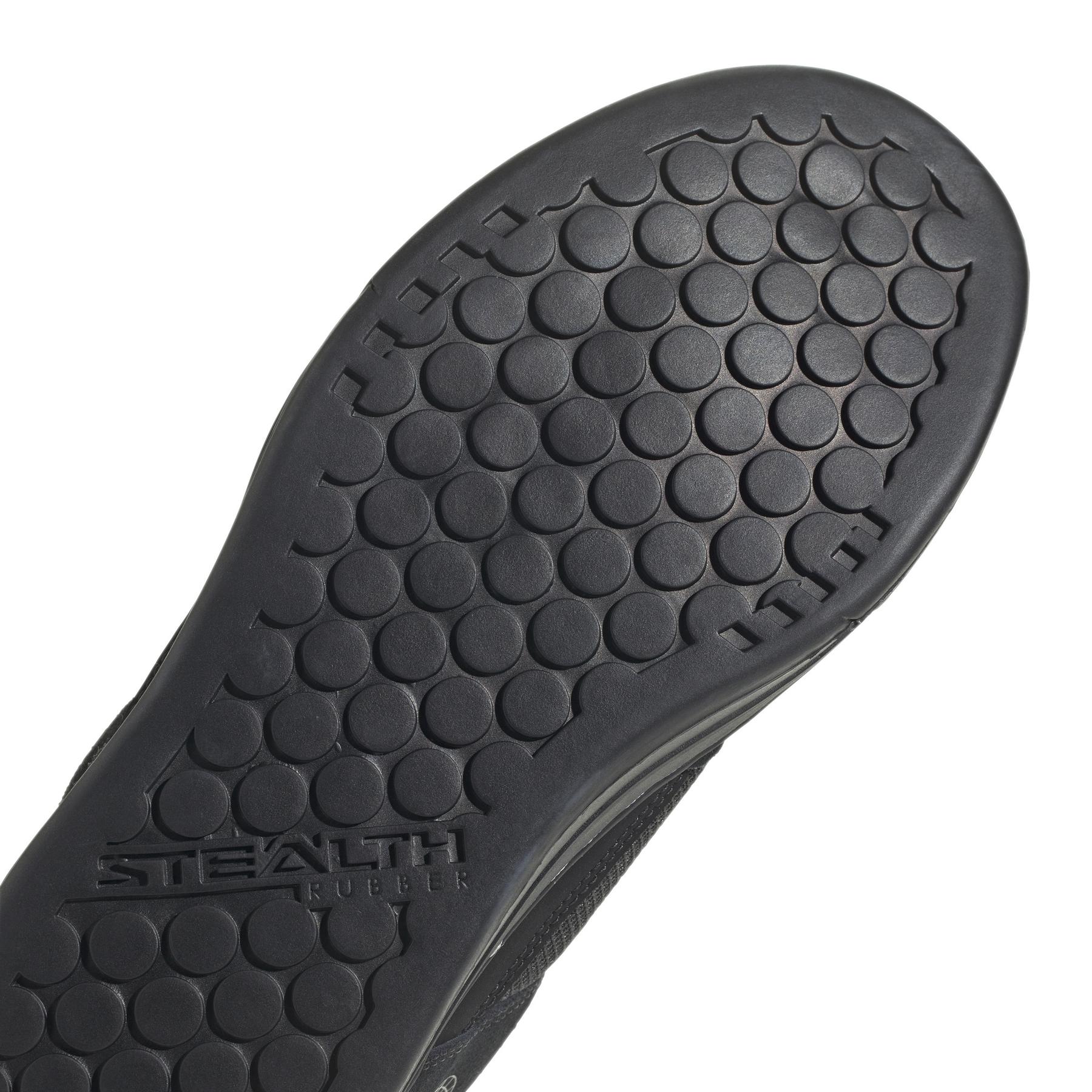 product/a/d/adidas_hp9939_8_footwear_photography_detail_view_1_white-nw091625.jpg