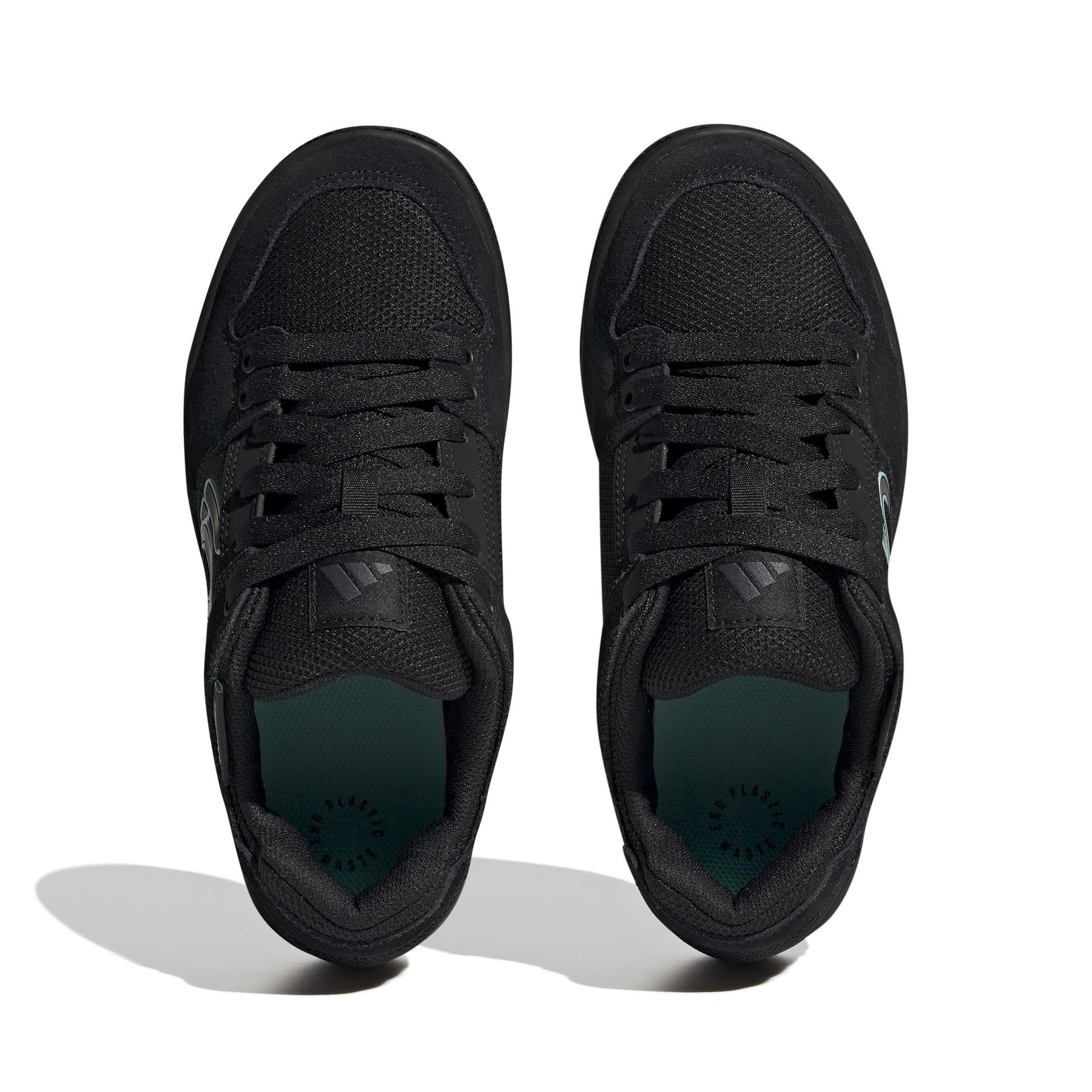product/a/d/adidas_hq2101_3_footwear_photography_top_portrait_view_white-nw091625.jpg