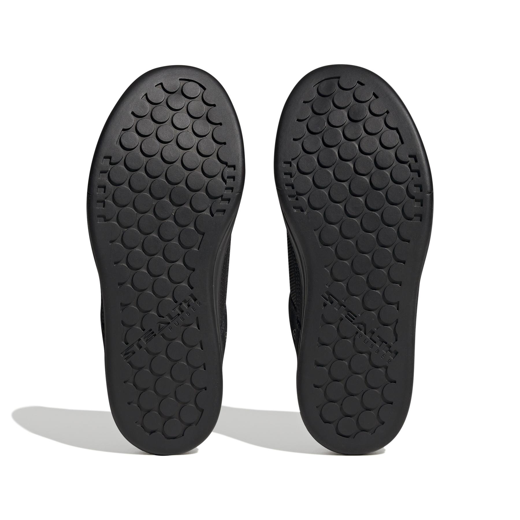 product/a/d/adidas_hq2101_4_footwear_photography_bottom_view_white-nw091625.jpg