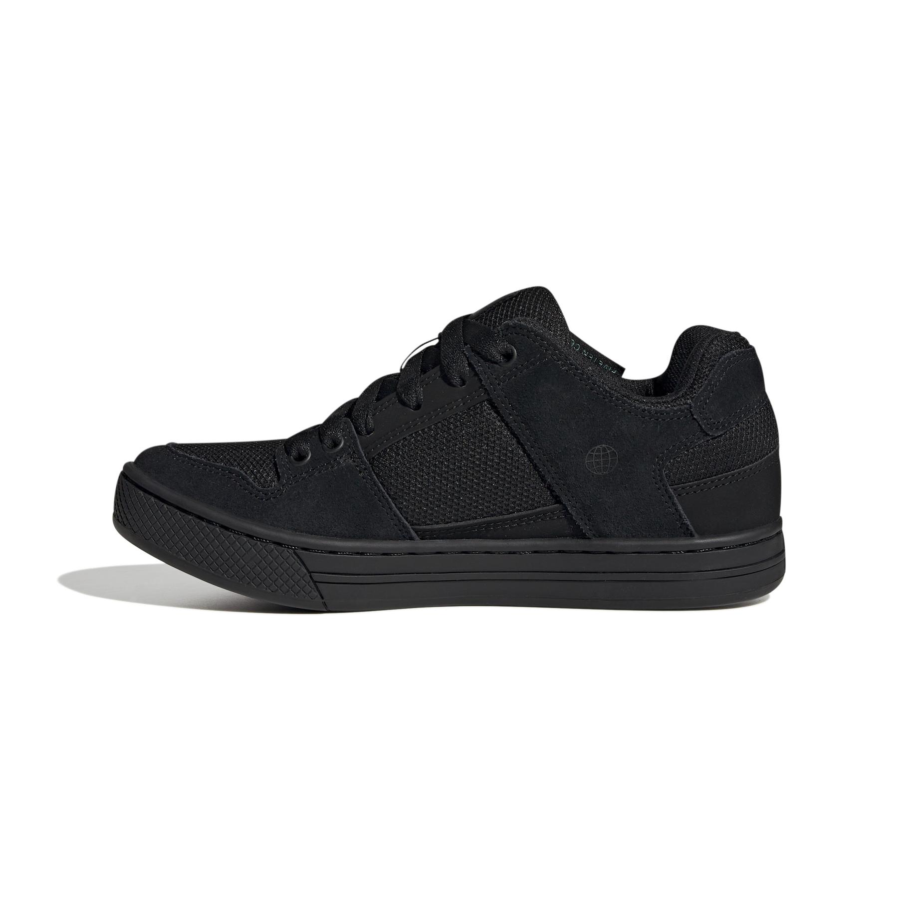 product/a/d/adidas_hq2101_5_footwear_photography_side_medial_center_view_white-nw091625.jpg