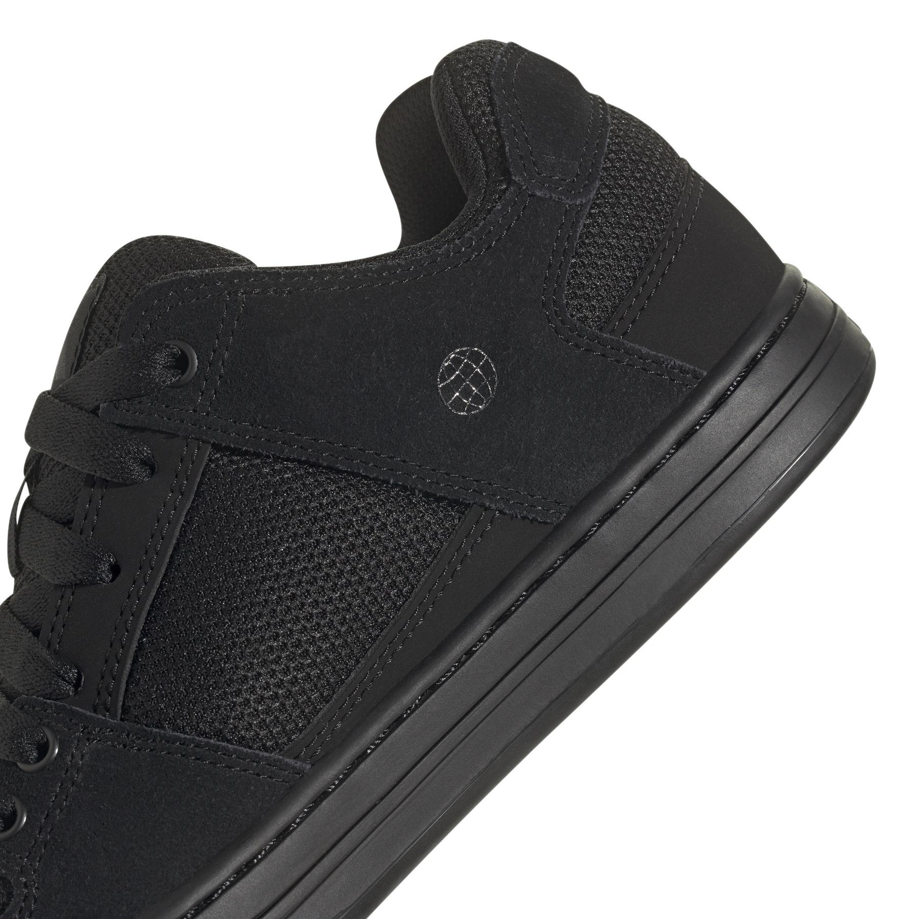 product/a/d/adidas_hq2101_8_footwear_photography_detail_view_1_white-nw091625.jpg
