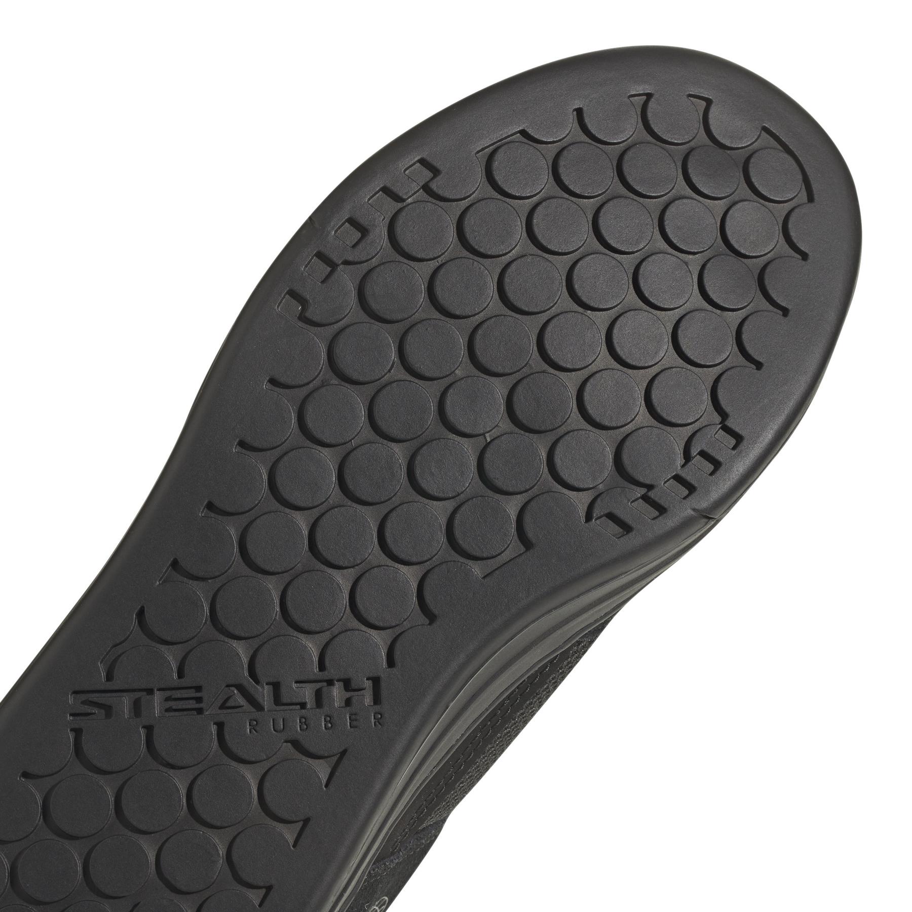 product/a/d/adidas_hq2101_9_footwear_photography_detail_view_2_white-nw091625.jpg