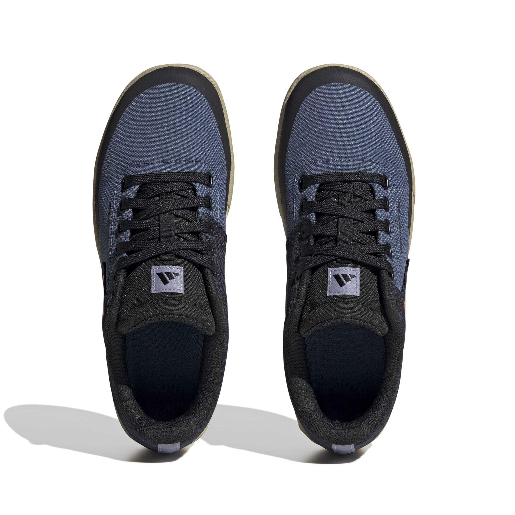 product/a/d/adidas_hq2111_3_footwear_photography_top_portrait_view_white-nw091625.jpg