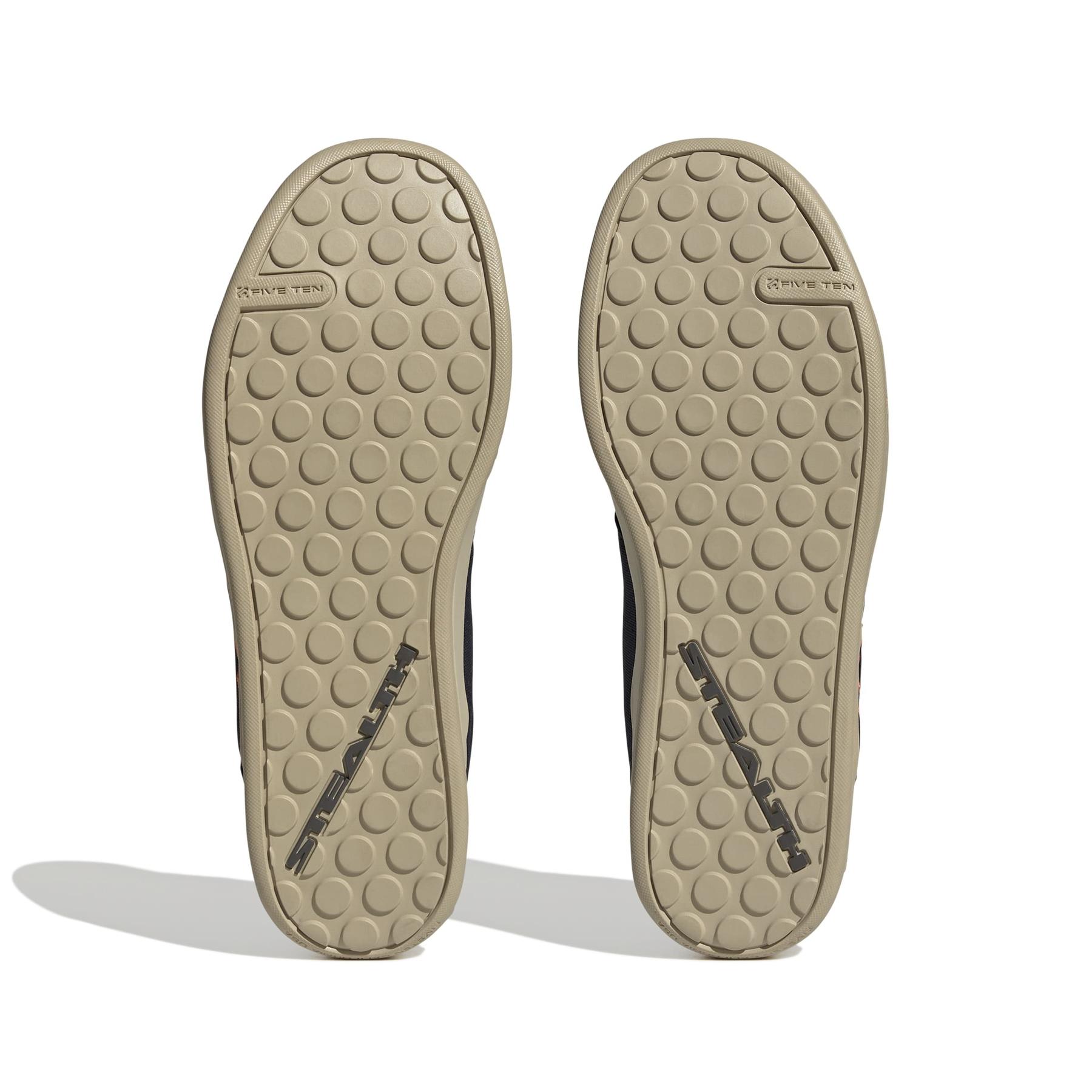 product/a/d/adidas_hq2111_4_footwear_photography_bottom_view_white-nw091625.jpg