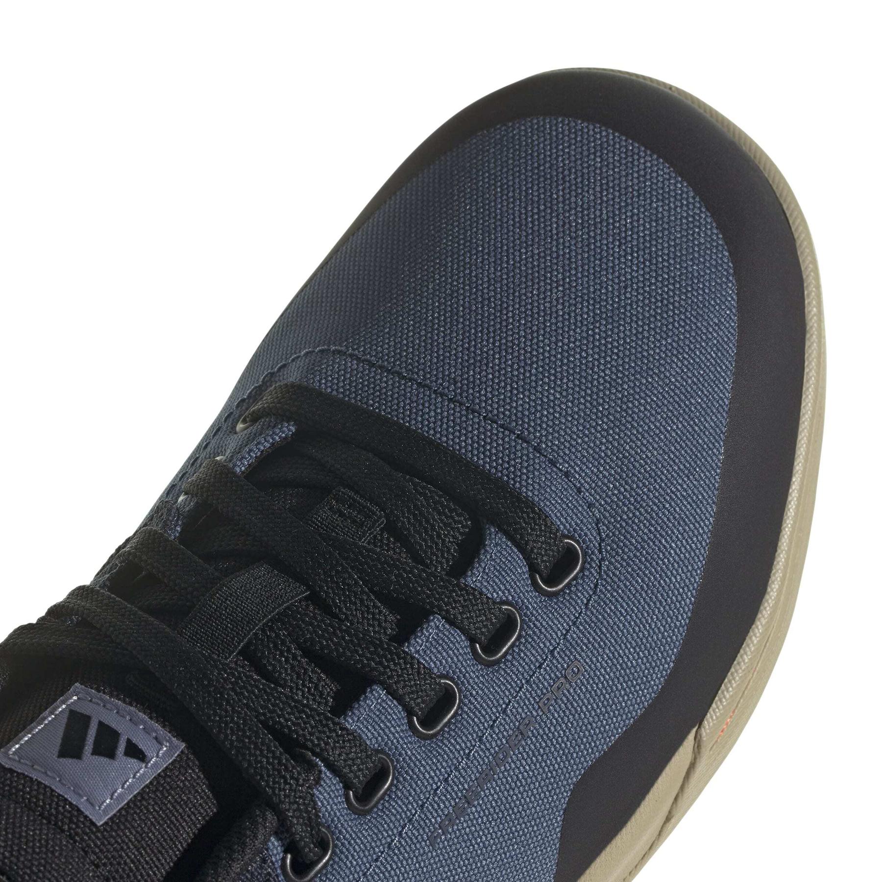 product/a/d/adidas_hq2111_9_footwear_photography_detail_view_2_white-nw091625.jpg