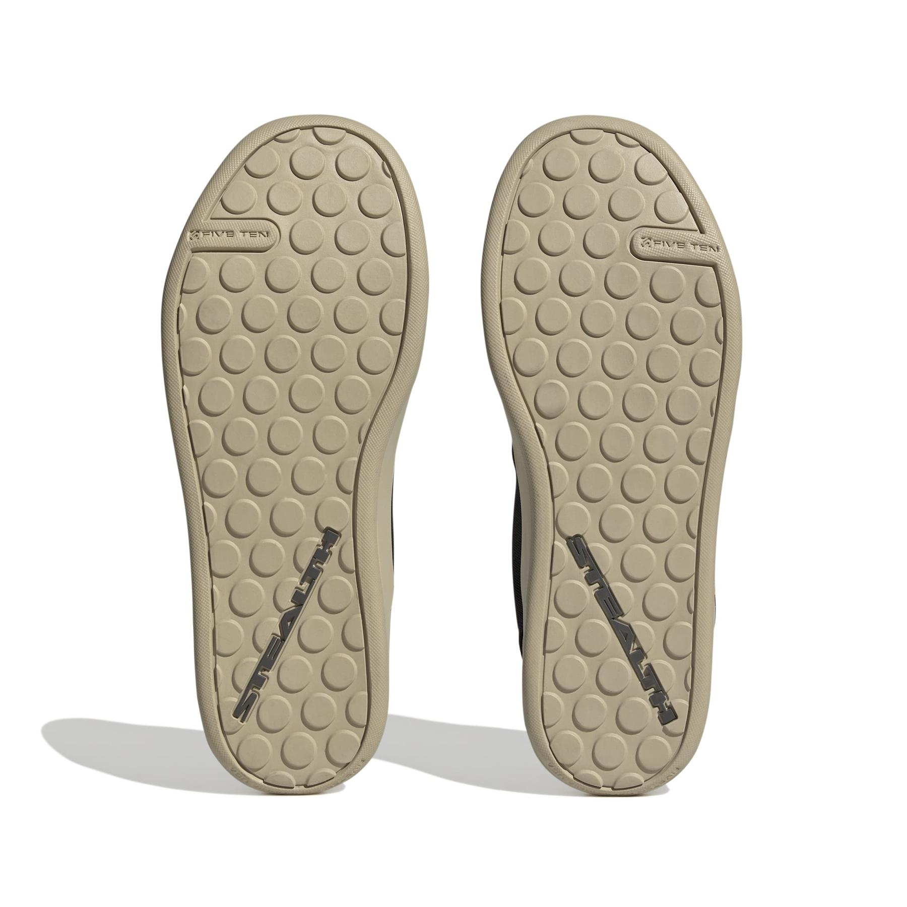product/a/d/adidas_hq2124_4_footwear_photography_bottom_view_white-nw091625.jpg