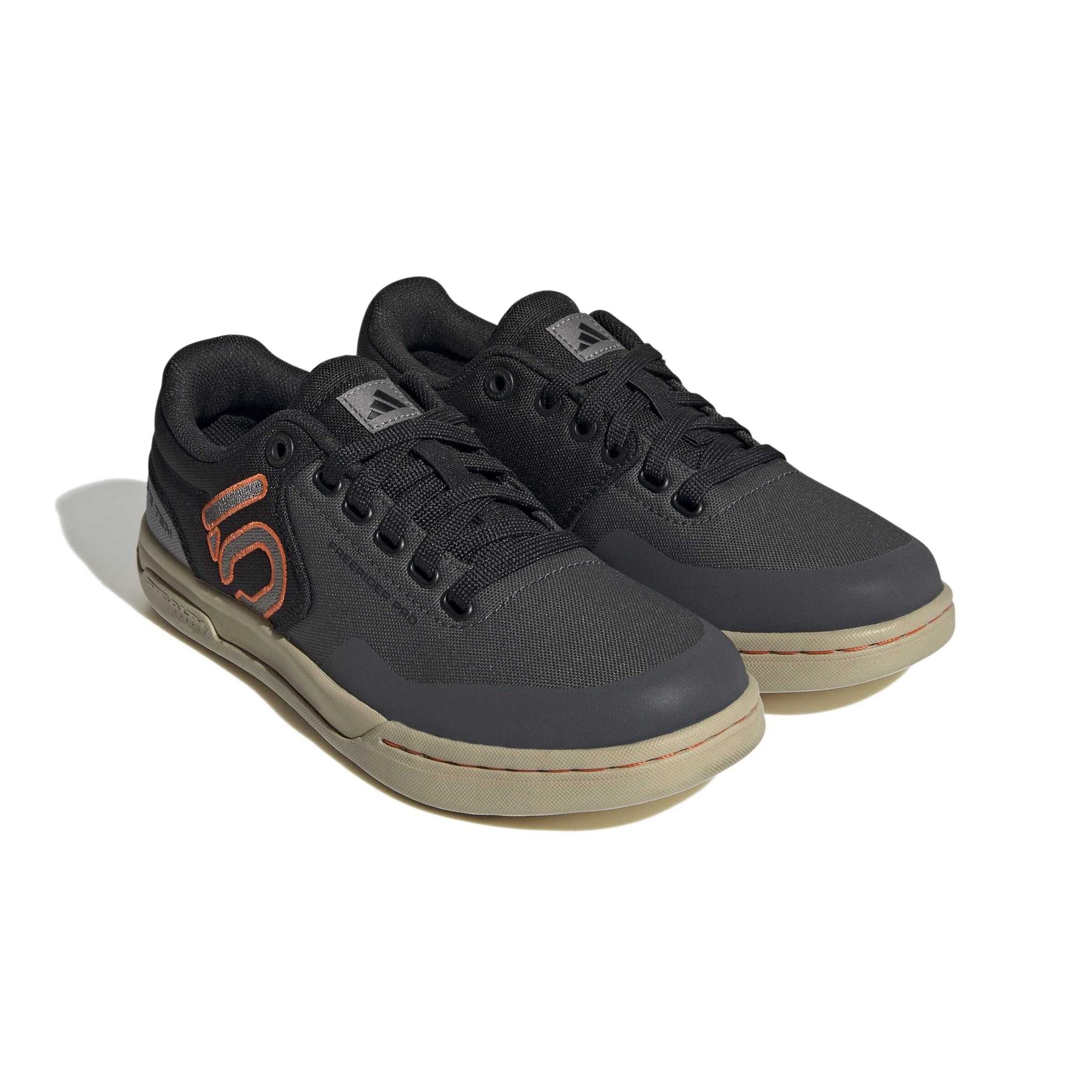 product/a/d/adidas_hq2124_6_footwear_photography_front_lateral_top_view_white-nw091625.jpg