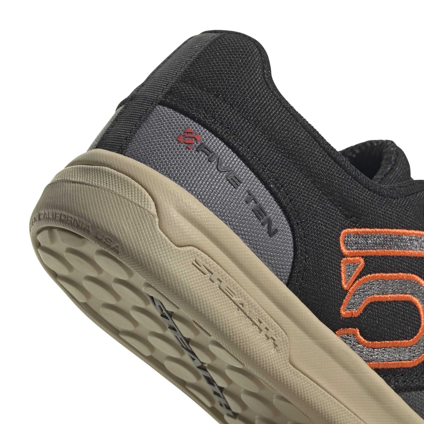 product/a/d/adidas_hq2124_8_footwear_photography_detail_view_1_white-nw091625.jpg