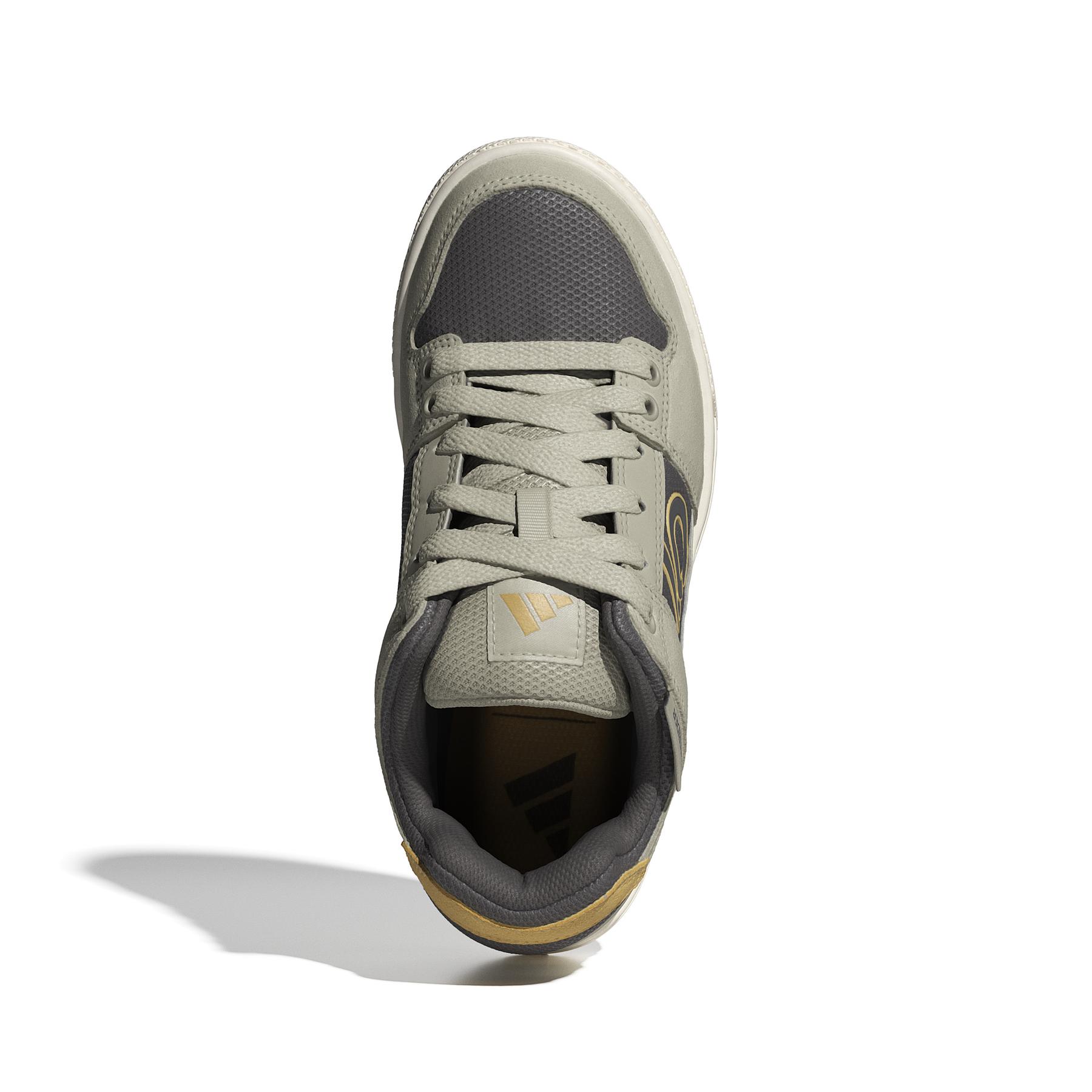 product/a/d/adidas_id2451_3_footwear_photography_top_portrait_view_white-nw091625.jpg