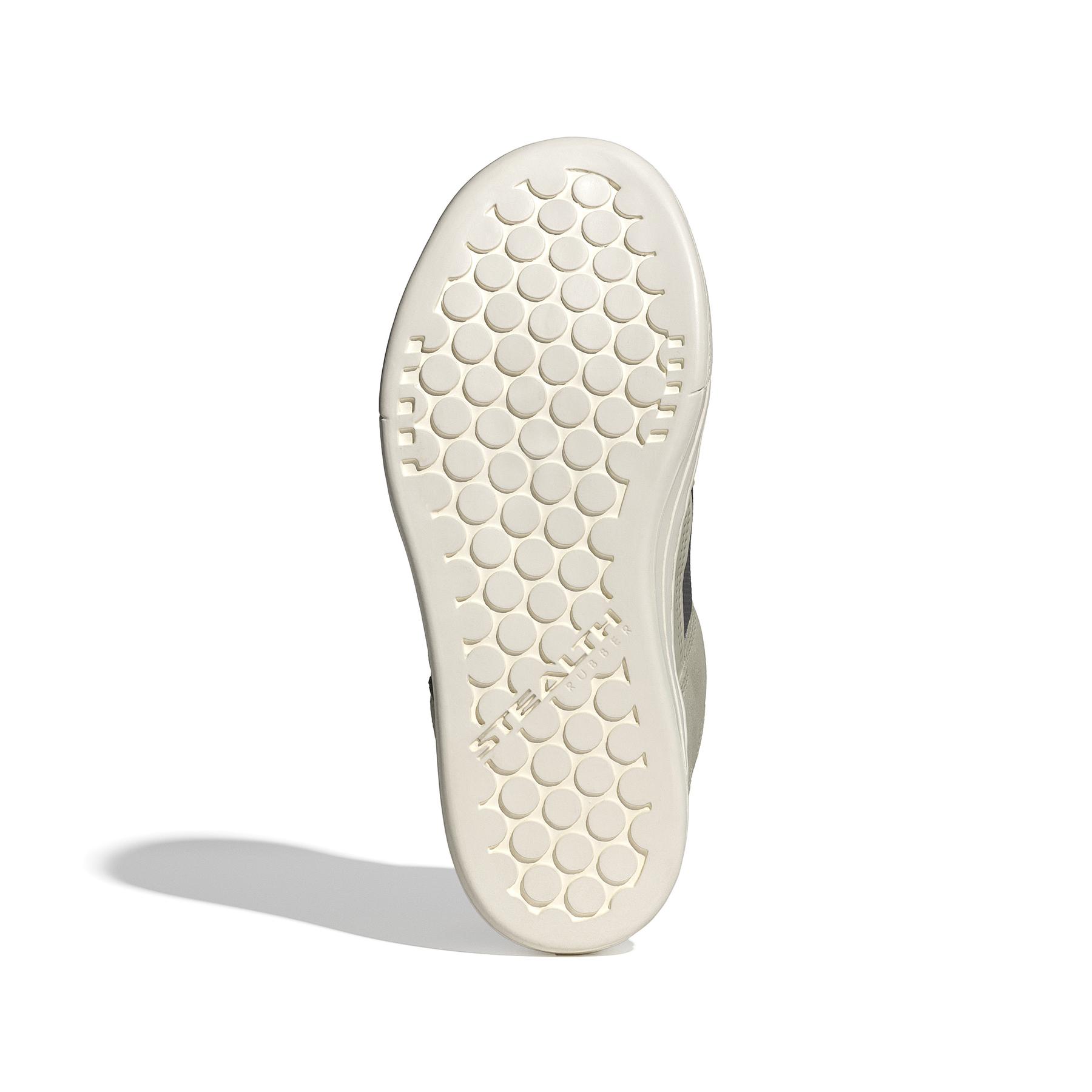 product/a/d/adidas_id2451_4_footwear_photography_bottom_view_white-nw091625.jpg