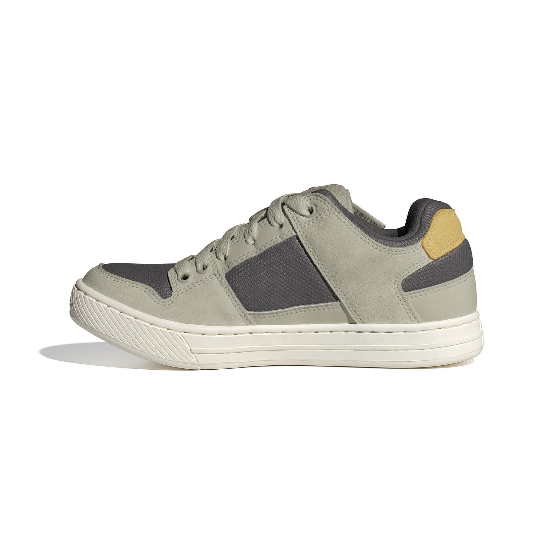 product/a/d/adidas_id2451_5_footwear_photography_side_medial_center_view_white-nw091625.jpg