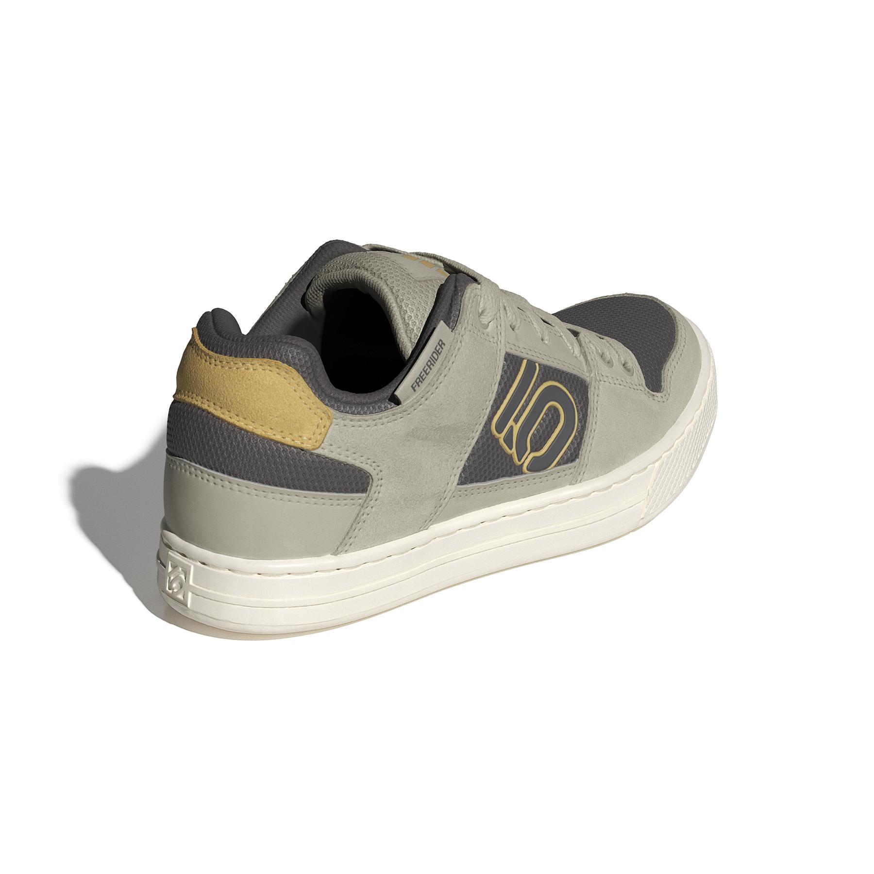 product/a/d/adidas_id2451_7_footwear_photography_back_lateral_top_view_white-nw091625.jpg