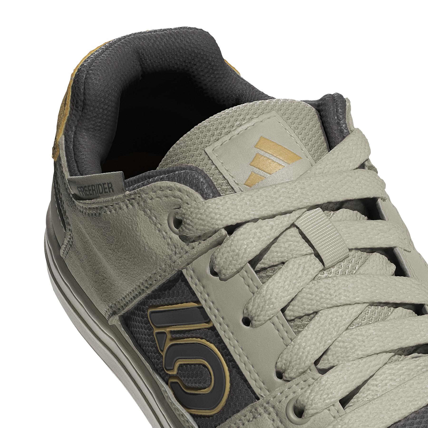 product/a/d/adidas_id2451_8_footwear_photography_detail_view_1_white-nw091625.jpg