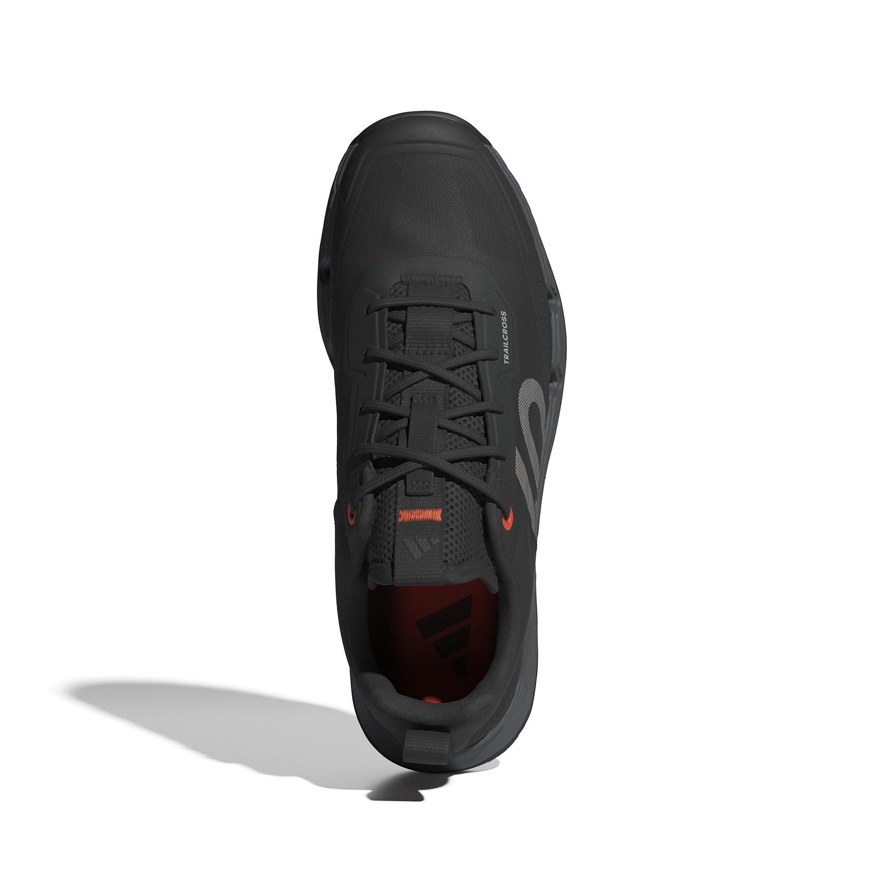 product/a/d/adidas_id5012_3_footwear_photography_top_portrait_view_white-nw091625.jpg