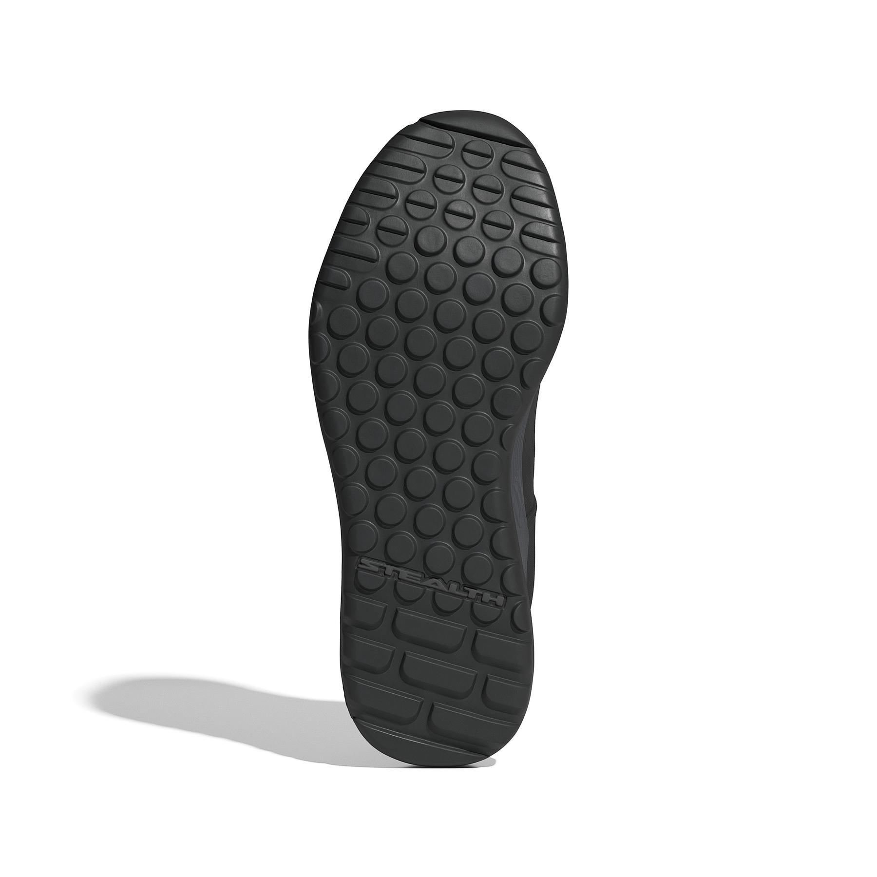 product/a/d/adidas_id5012_4_footwear_photography_bottom_view_white-nw091625.jpg