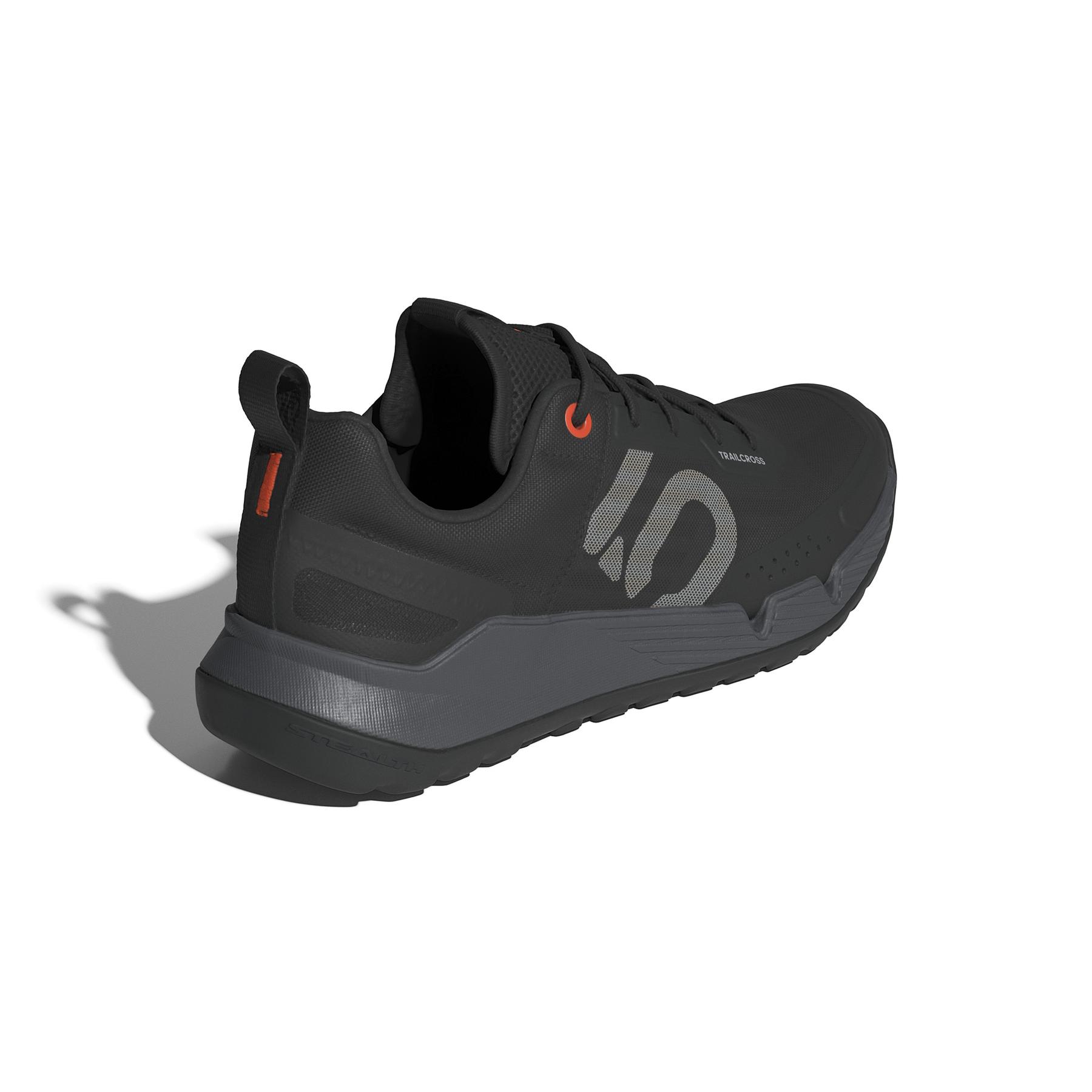 product/a/d/adidas_id5012_7_footwear_photography_back_lateral_top_view_white-nw091625.jpg