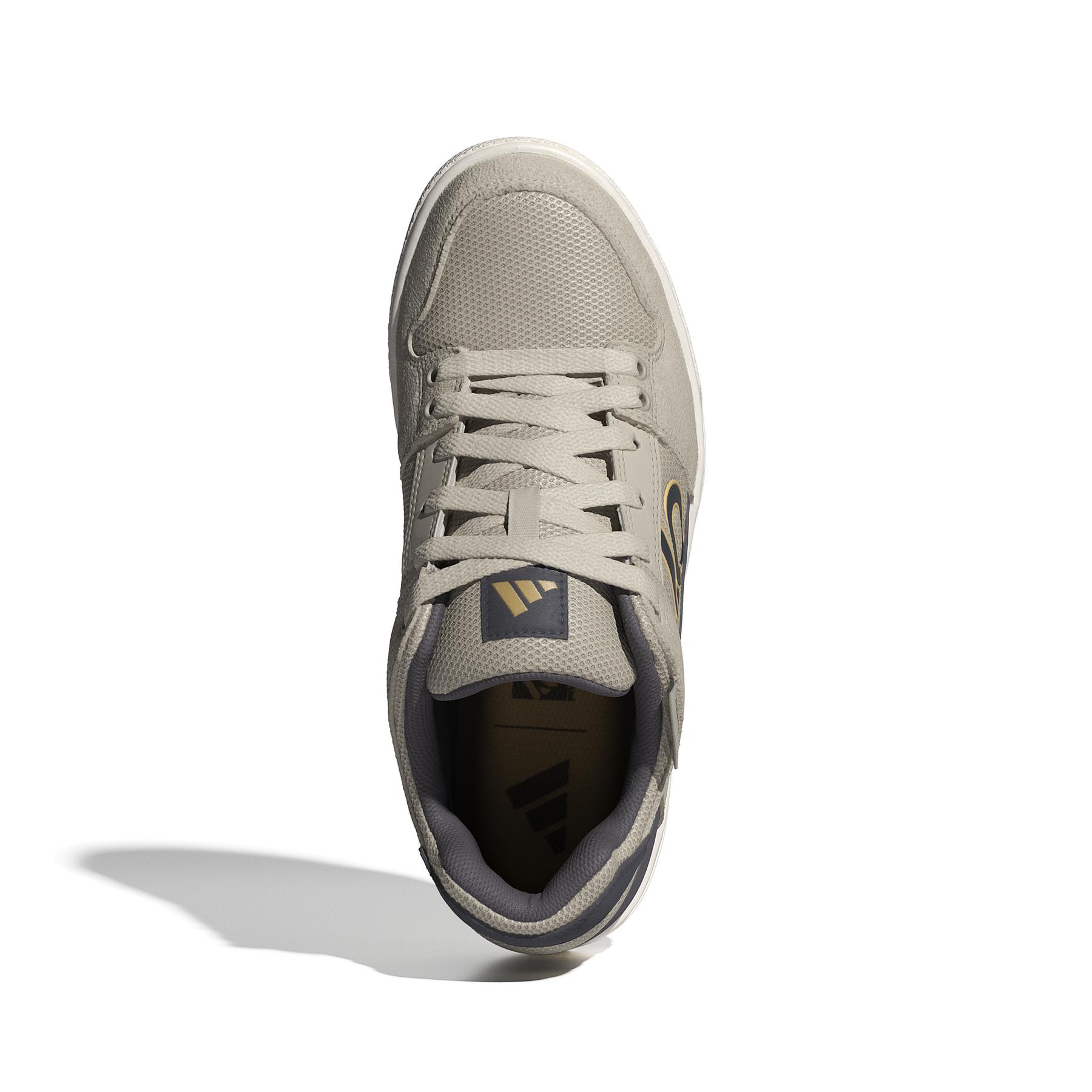 product/a/d/adidas_id7489_3_footwear_photography_top_portrait_view_white-nw091625.jpg