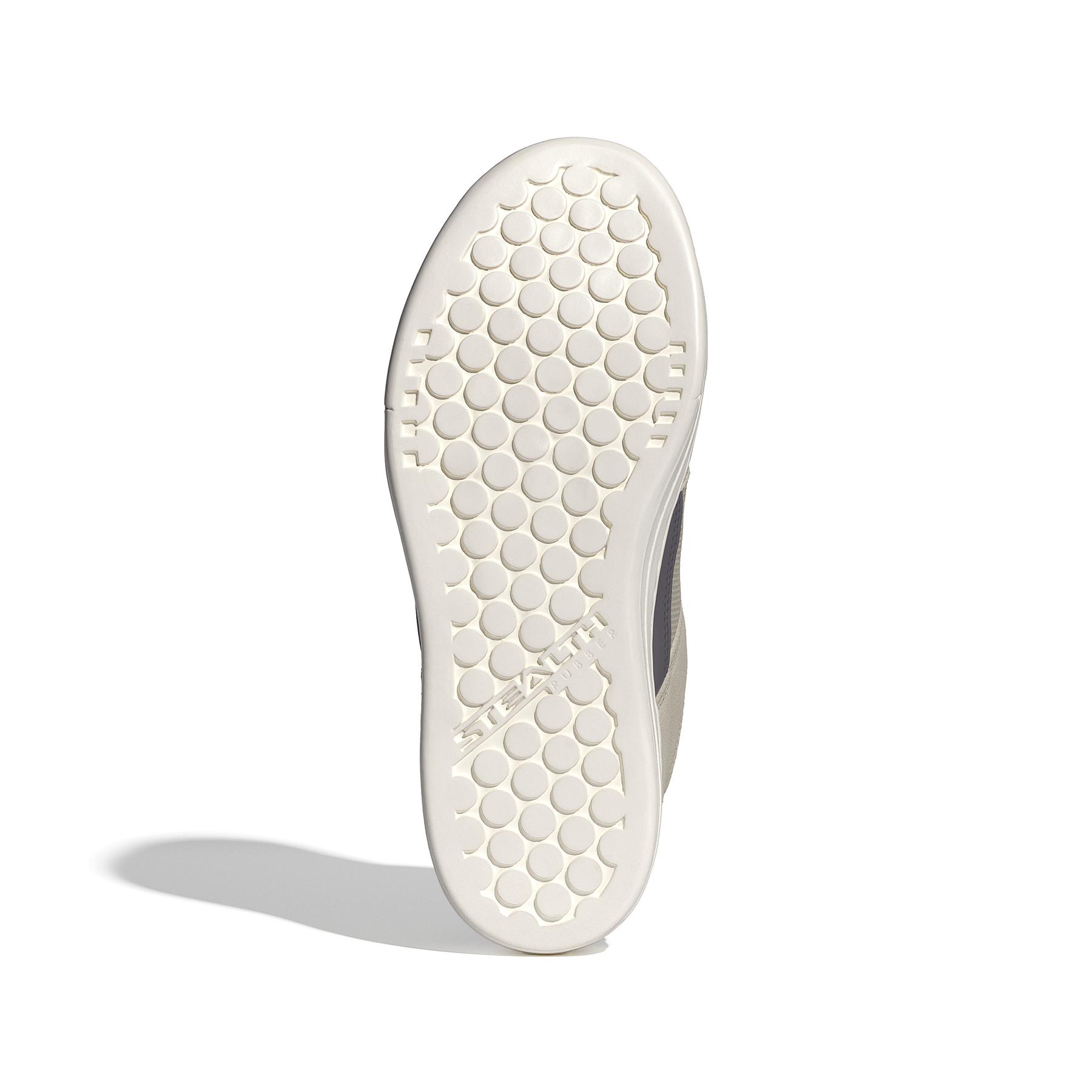 product/a/d/adidas_id7489_4_footwear_photography_bottom_view_white-nw091625.jpg