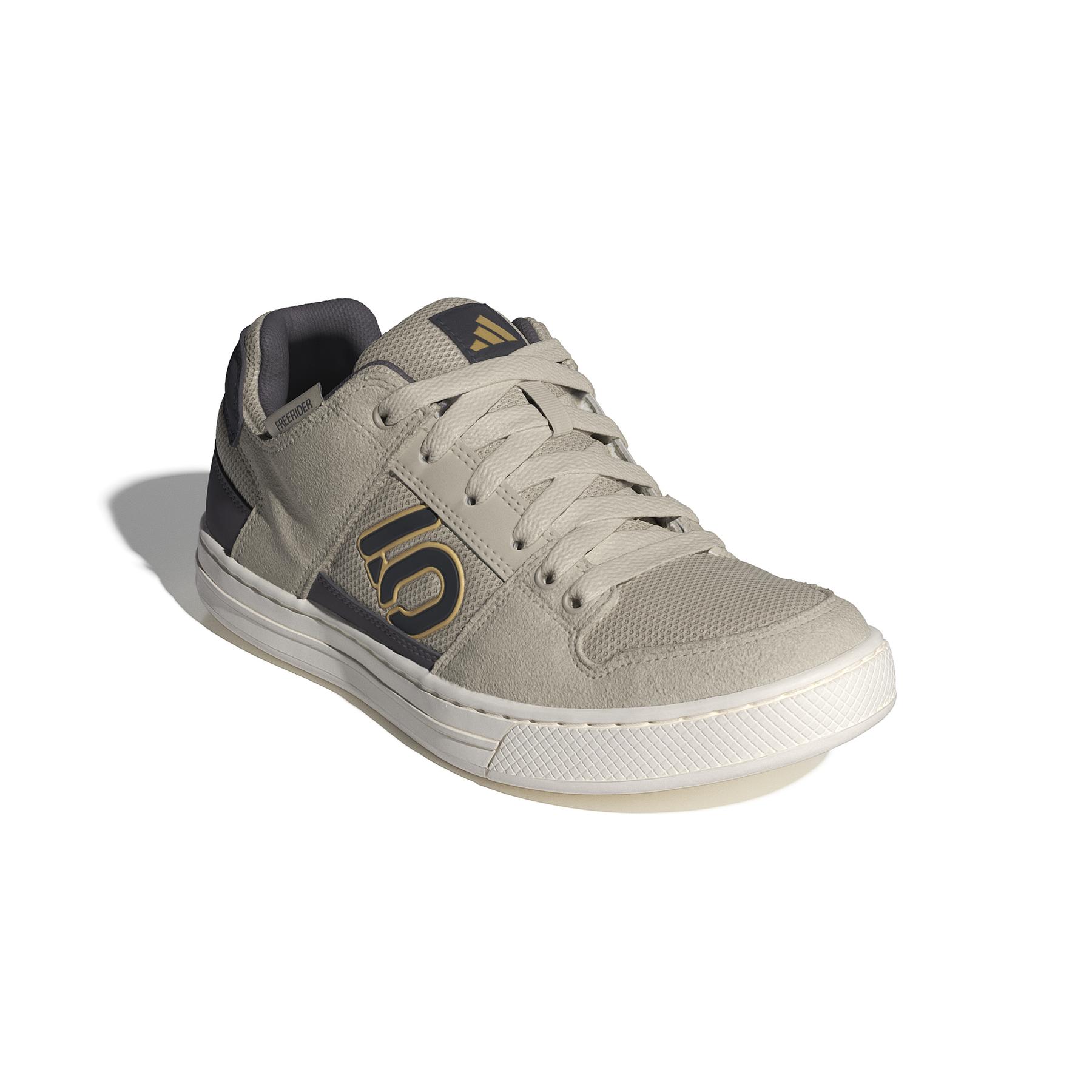 product/a/d/adidas_id7489_6_footwear_photography_front_lateral_top_view_white-nw091625.jpg