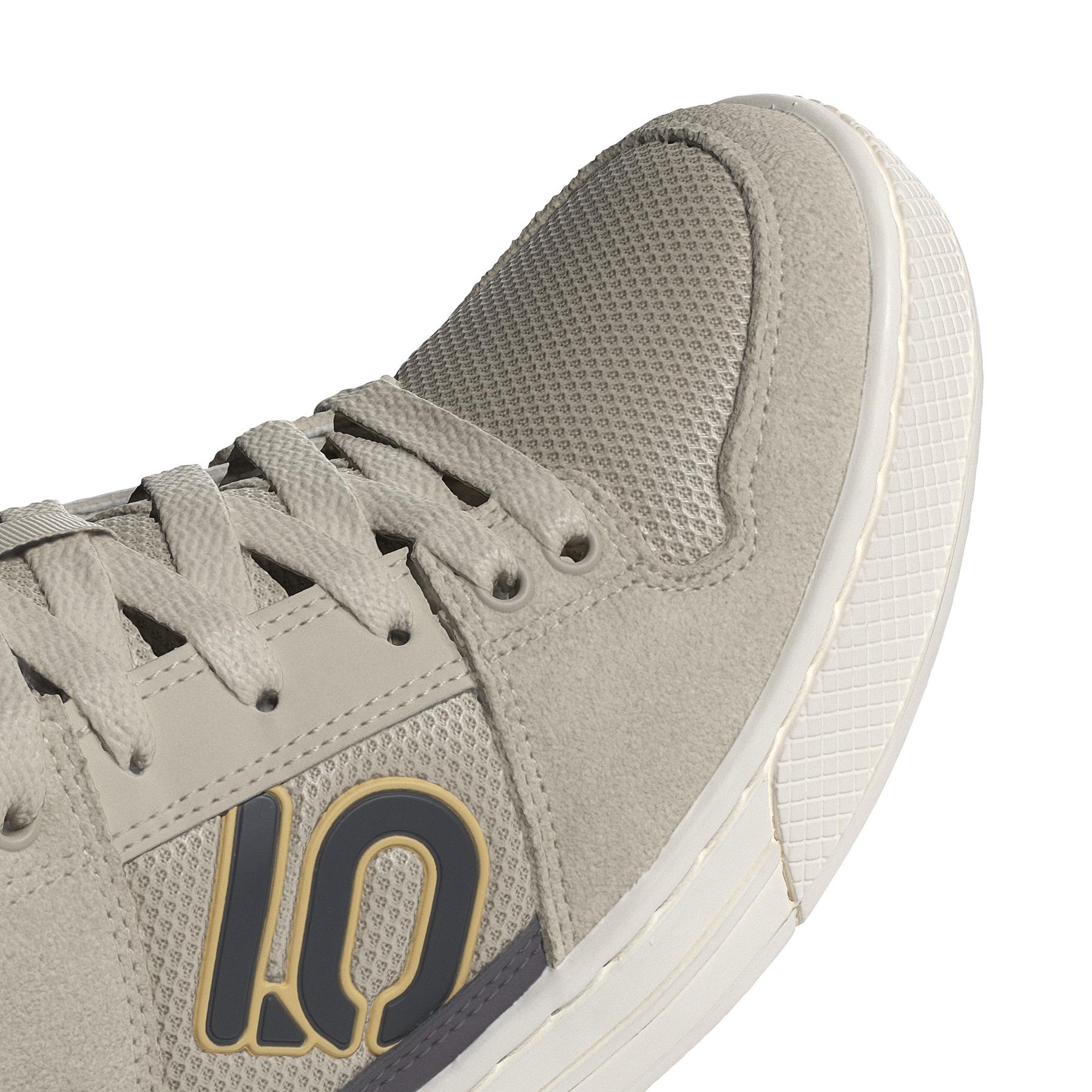 product/a/d/adidas_id7489_8_footwear_photography_detail_view_1_white-nw091625.jpg