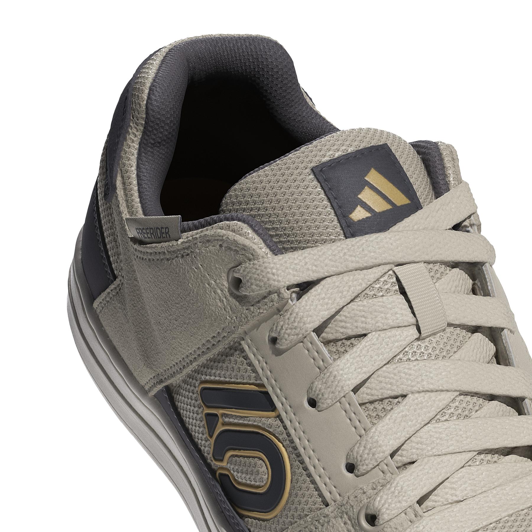 product/a/d/adidas_id7489_9_footwear_photography_detail_view_2_white-nw091625.jpg