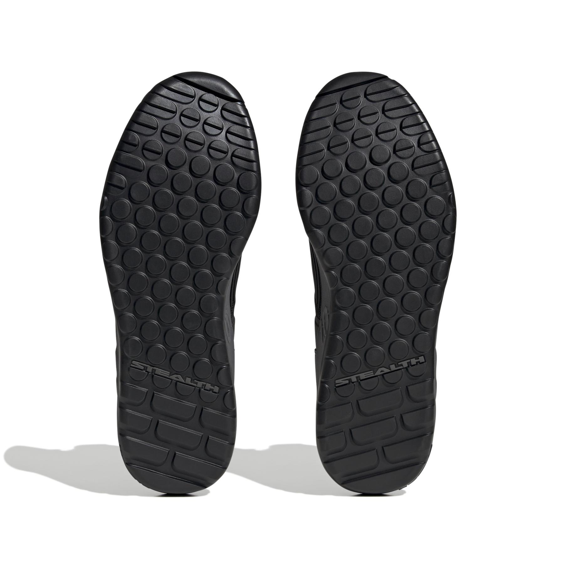 product/a/d/adidas_if4944_4_footwear_photography_bottom_view_white-nw091625.jpg