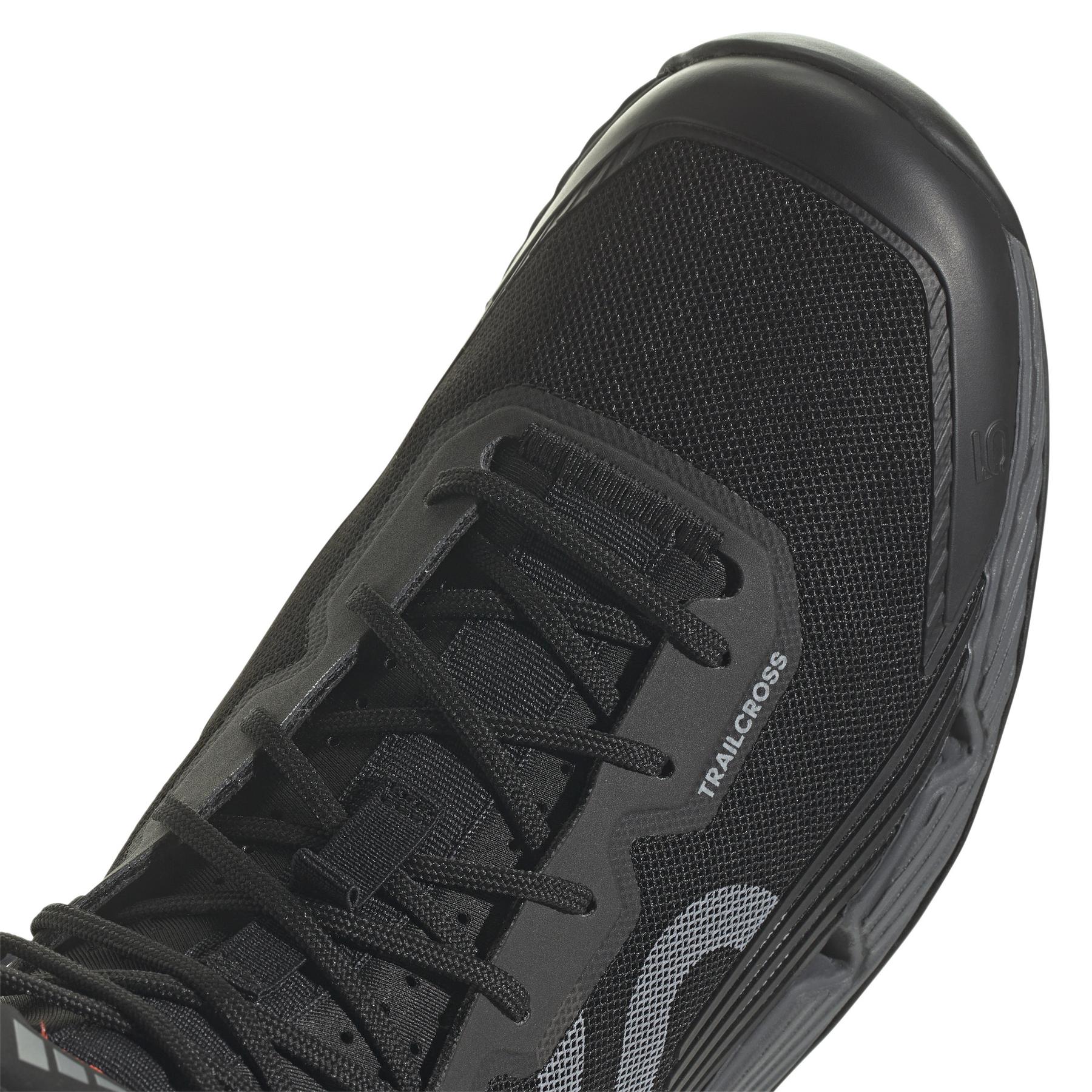 product/a/d/adidas_if4944_9_footwear_photography_detail_view_2_white-nw091625.jpg
