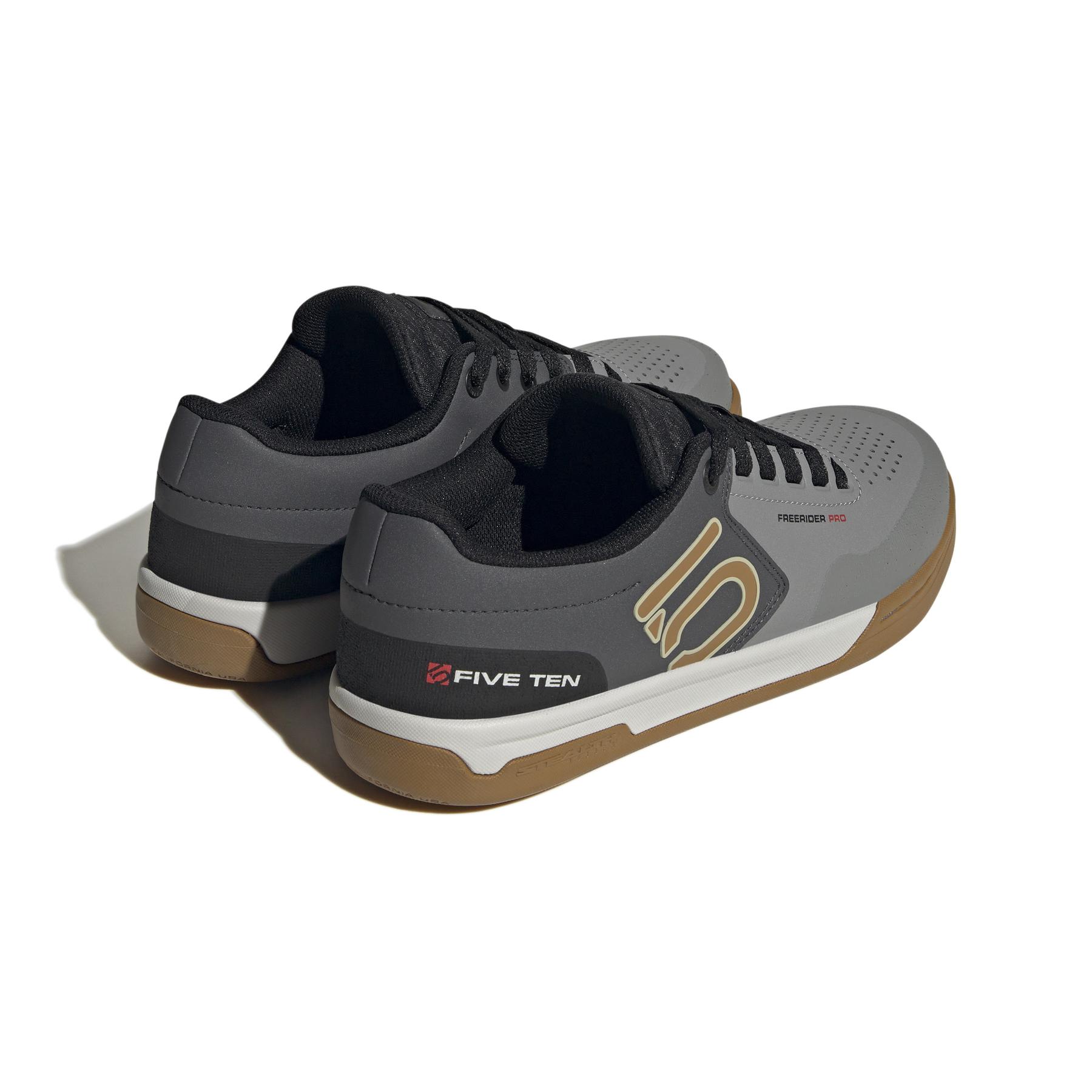 product/a/d/adidas_if7423_7_footwear_photography_back_lateral_top_view_white-nw091625.jpg