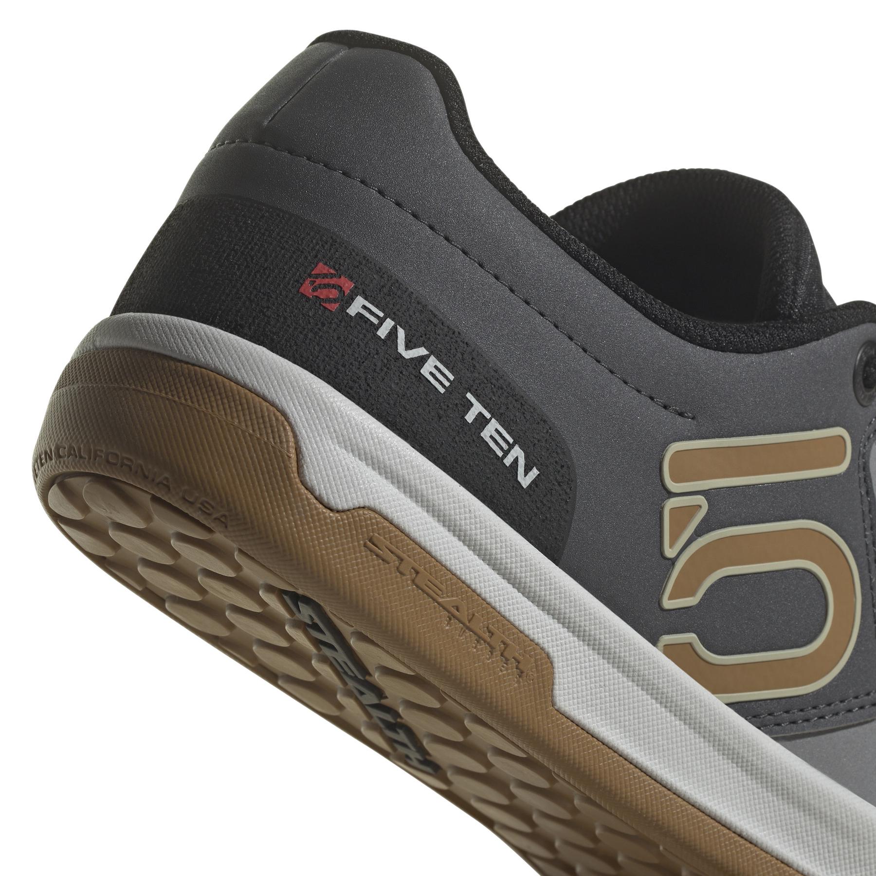 product/a/d/adidas_if7423_8_footwear_photography_detail_view_1_white-nw091625.jpg