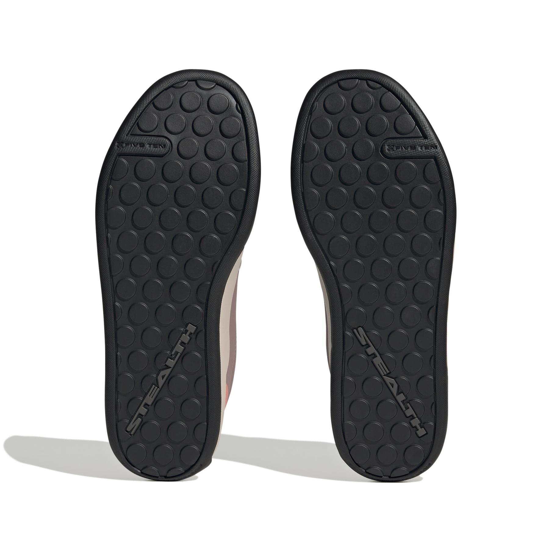product/a/d/adidas_if7437_4_footwear_photography_bottom_view_white-nw091625.jpg