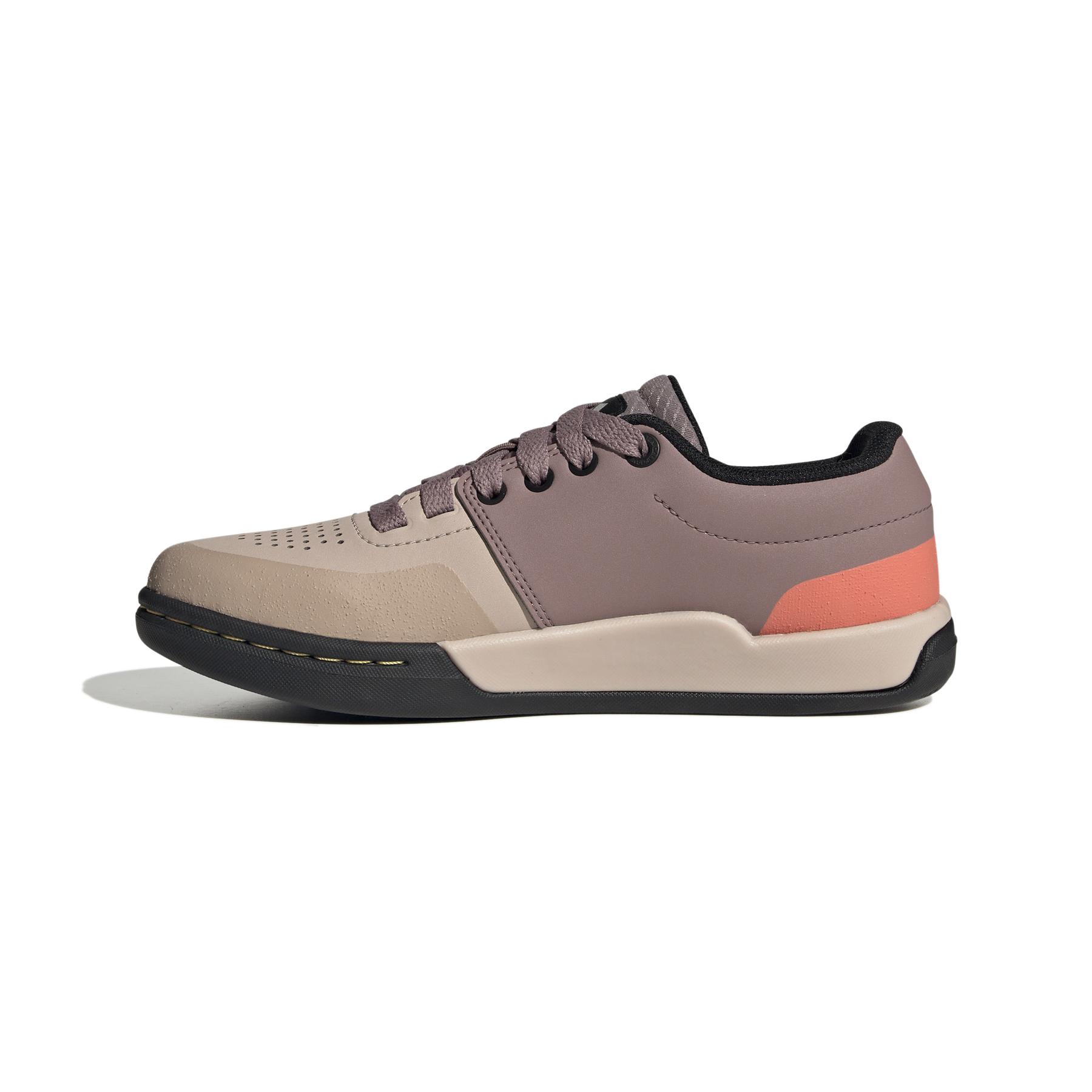 product/a/d/adidas_if7437_5_footwear_photography_side_medial_center_view_white-nw091625.jpg