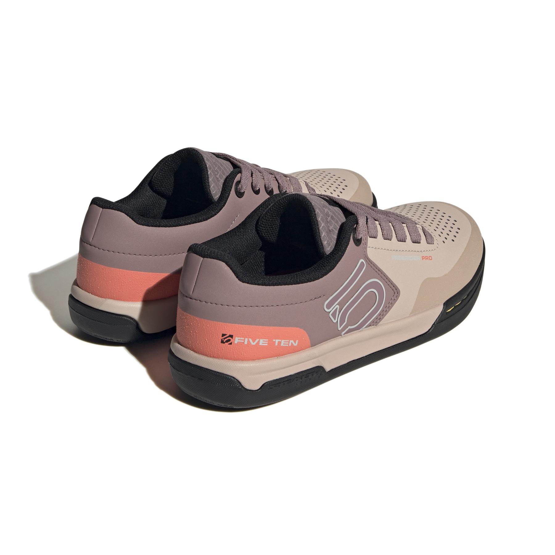 product/a/d/adidas_if7437_7_footwear_photography_back_lateral_top_view_white-nw091625.jpg