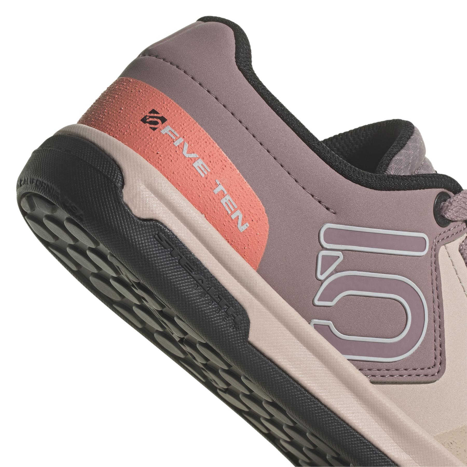 product/a/d/adidas_if7437_8_footwear_photography_detail_view_1_white-nw091625.jpg