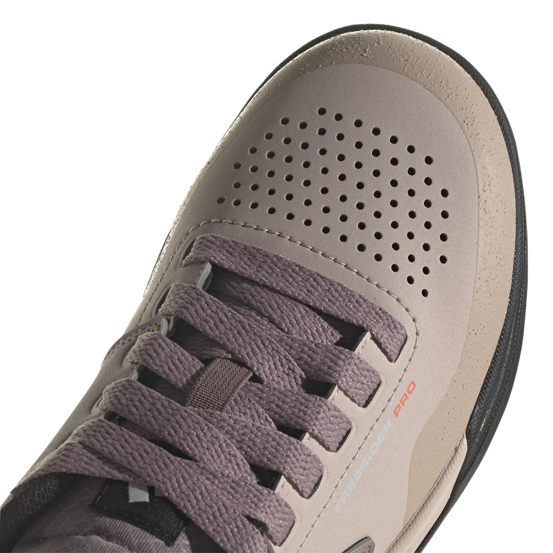 product/a/d/adidas_if7437_9_footwear_photography_detail_view_2_white-nw091625.jpg