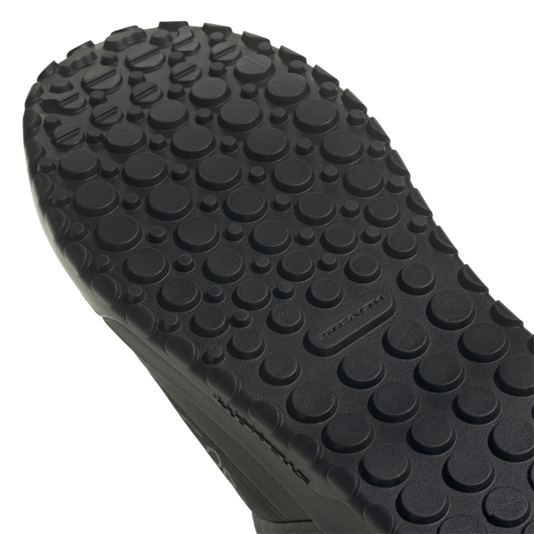 product/a/d/adidas_if7453_10_footwear_photography_detail_view_3_white-nw091625.jpg