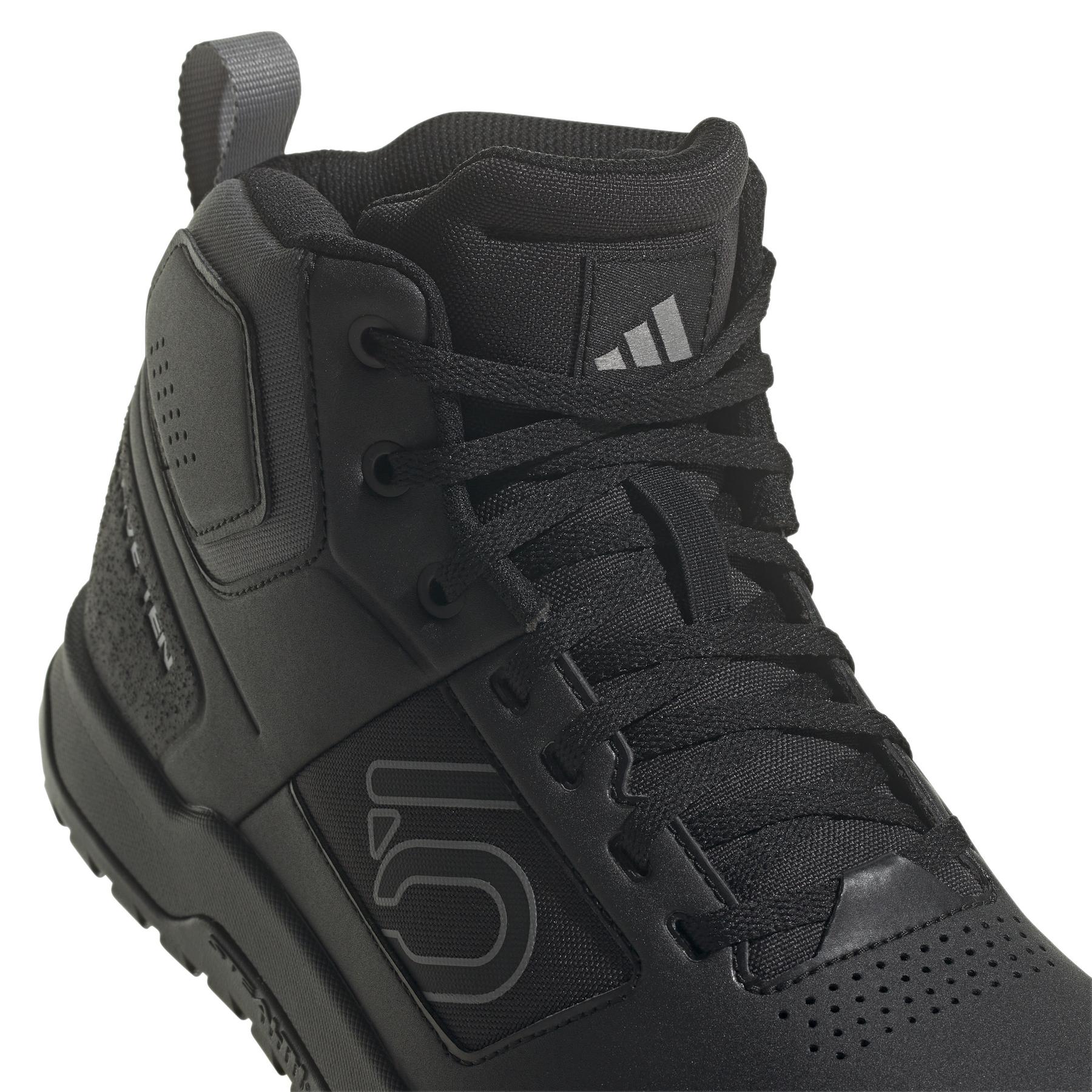 product/a/d/adidas_if7453_8_footwear_photography_detail_view_1_white-nw091625.jpg