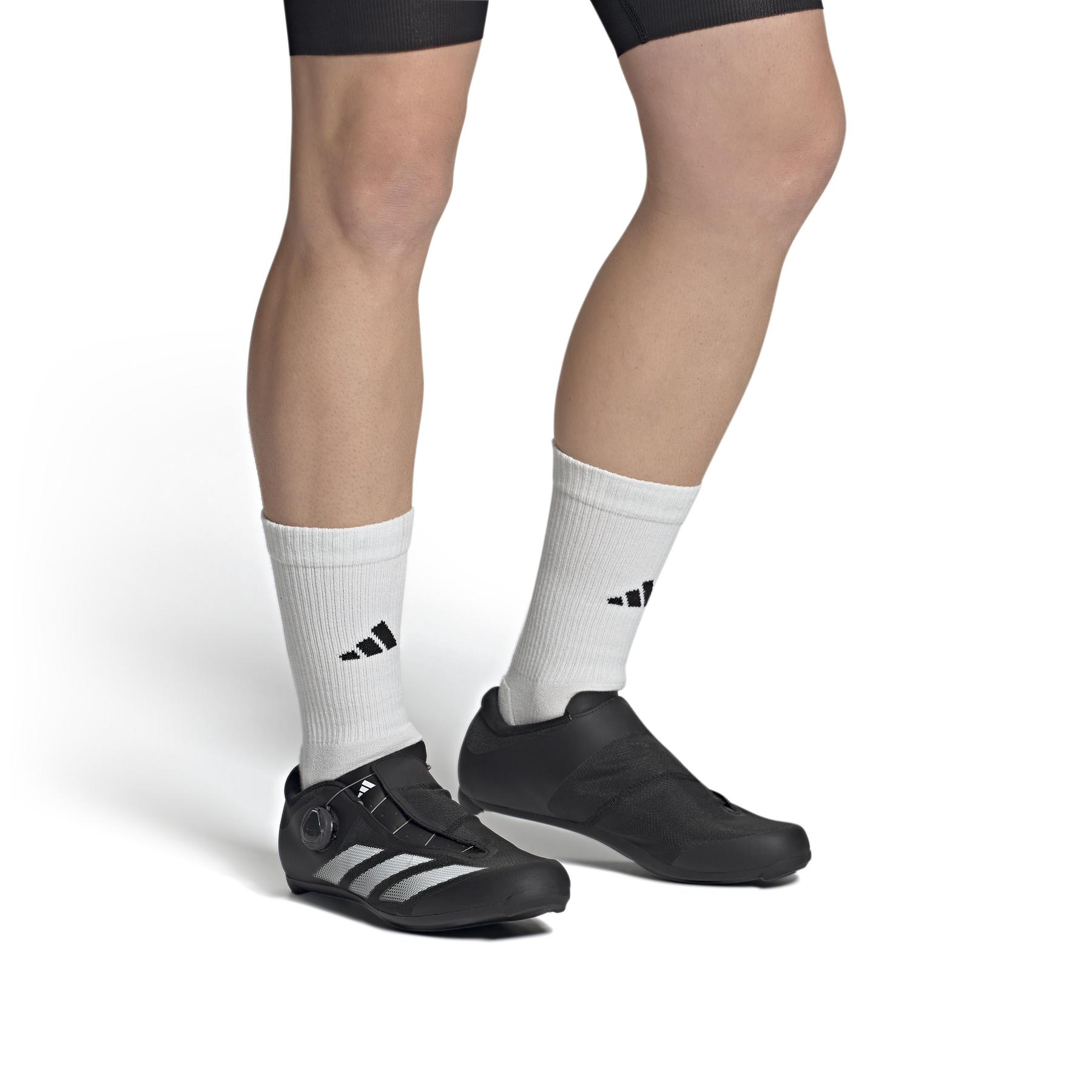 product/a/d/adidas_ig7873_11_footwear_on_model_front_view_white.jpg