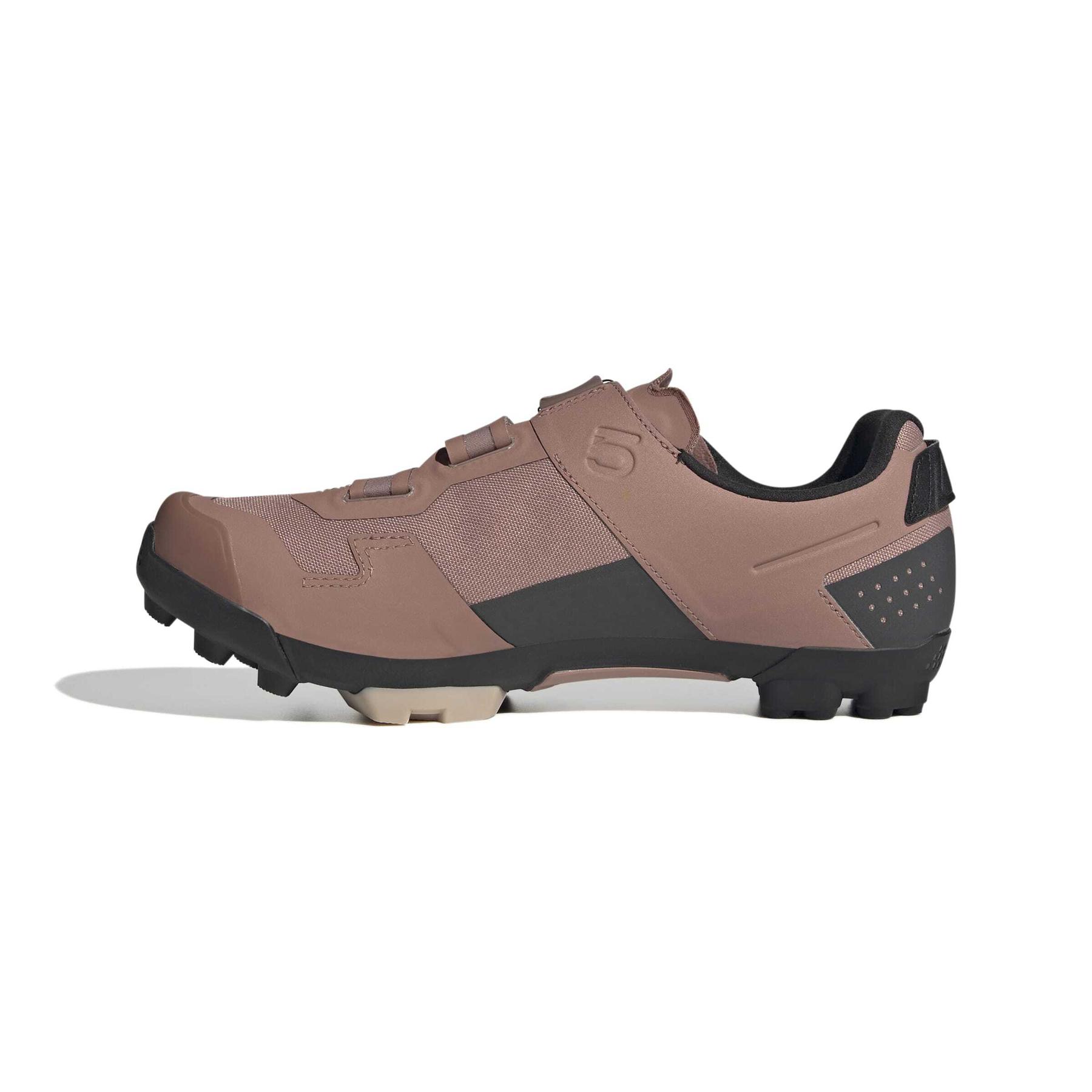 product/a/d/adidas_ih0807_5_footwear_photography_side_medial_center_view_white-nw091625.jpg