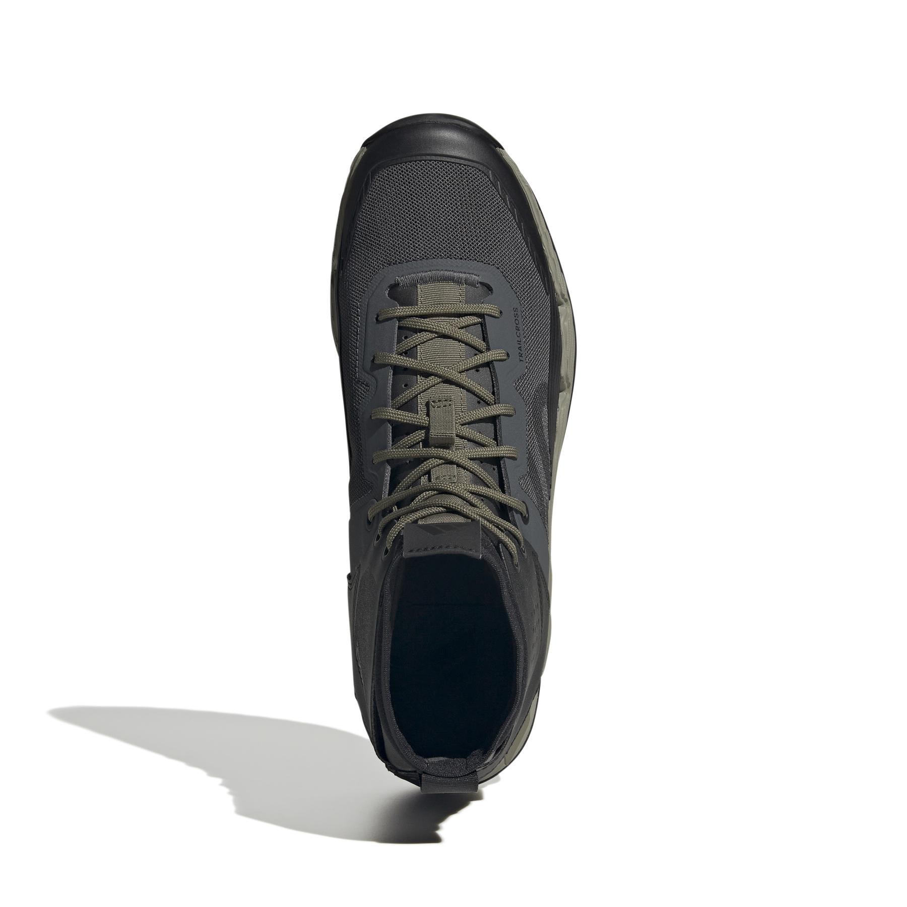 product/a/d/adidas_ih0810_3_footwear_photography_top_portrait_view_white-nw091625.jpg