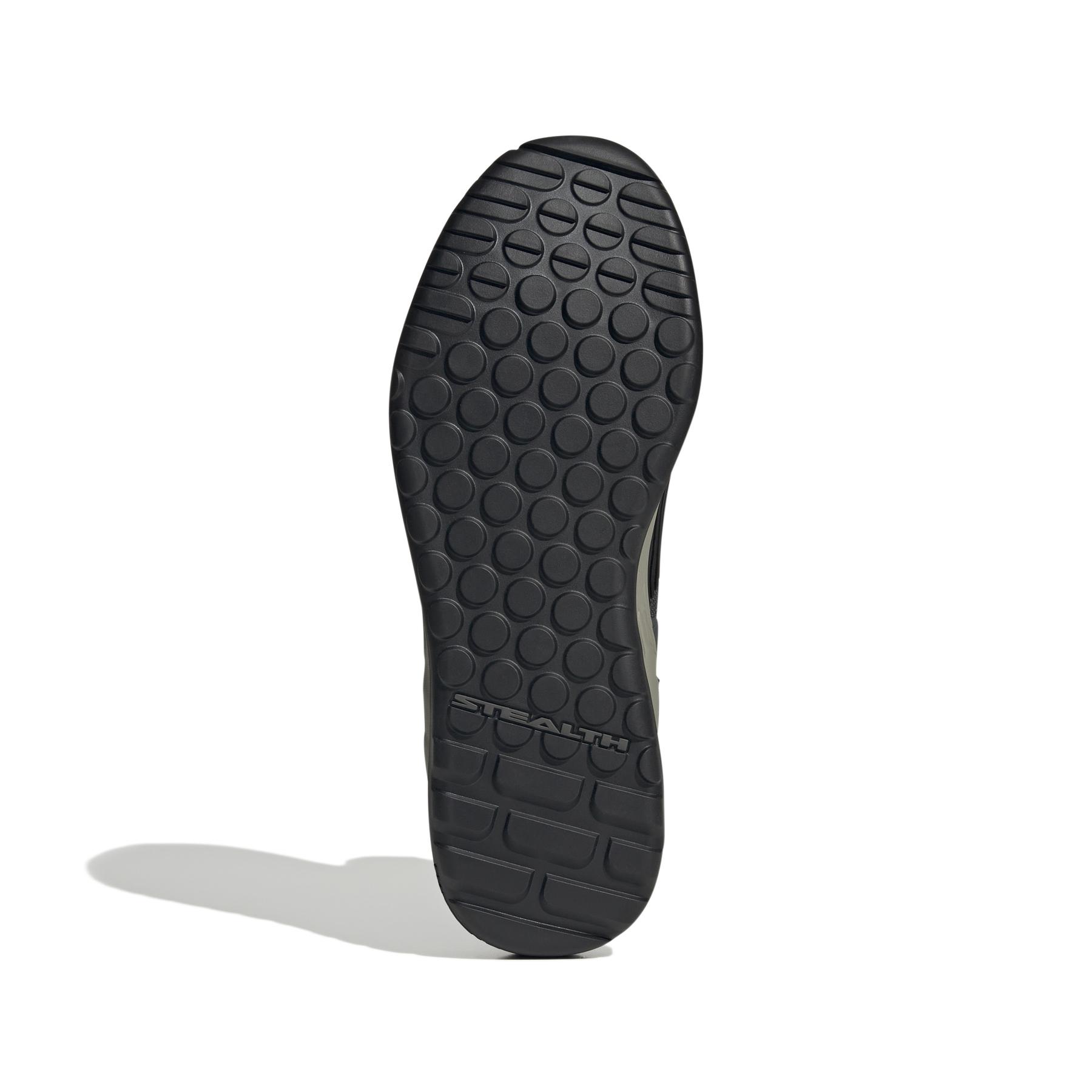 product/a/d/adidas_ih0810_4_footwear_photography_bottom_view_white-nw091625.jpg