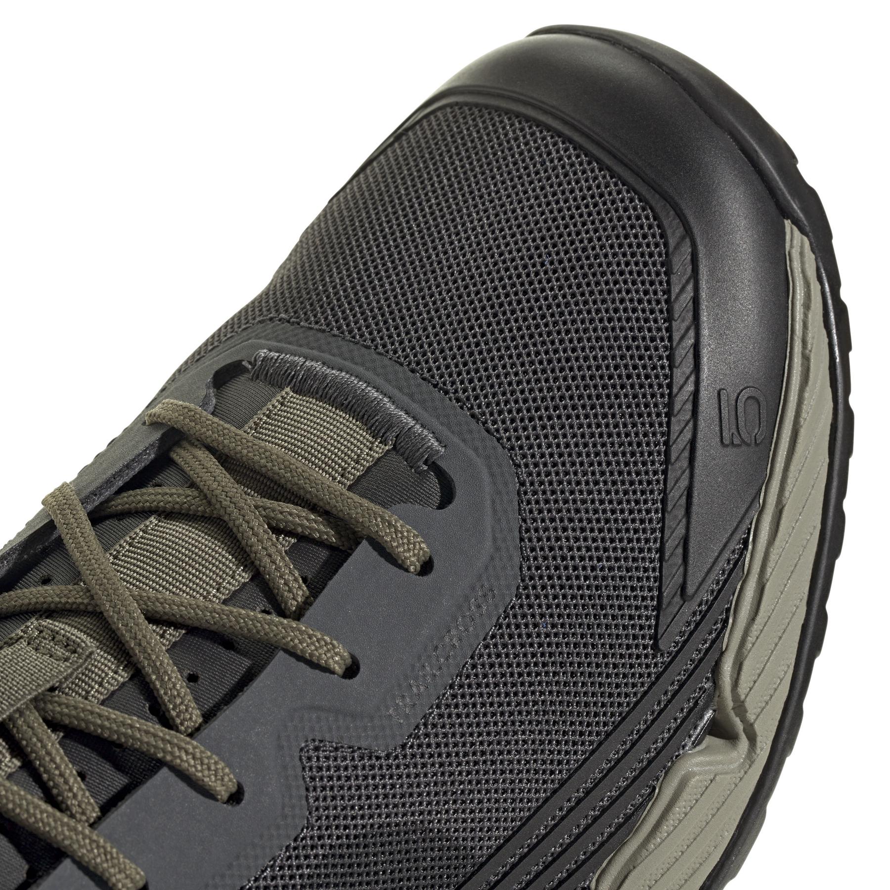 product/a/d/adidas_ih0810_8_footwear_photography_detail_view_1_white-nw091625.jpg