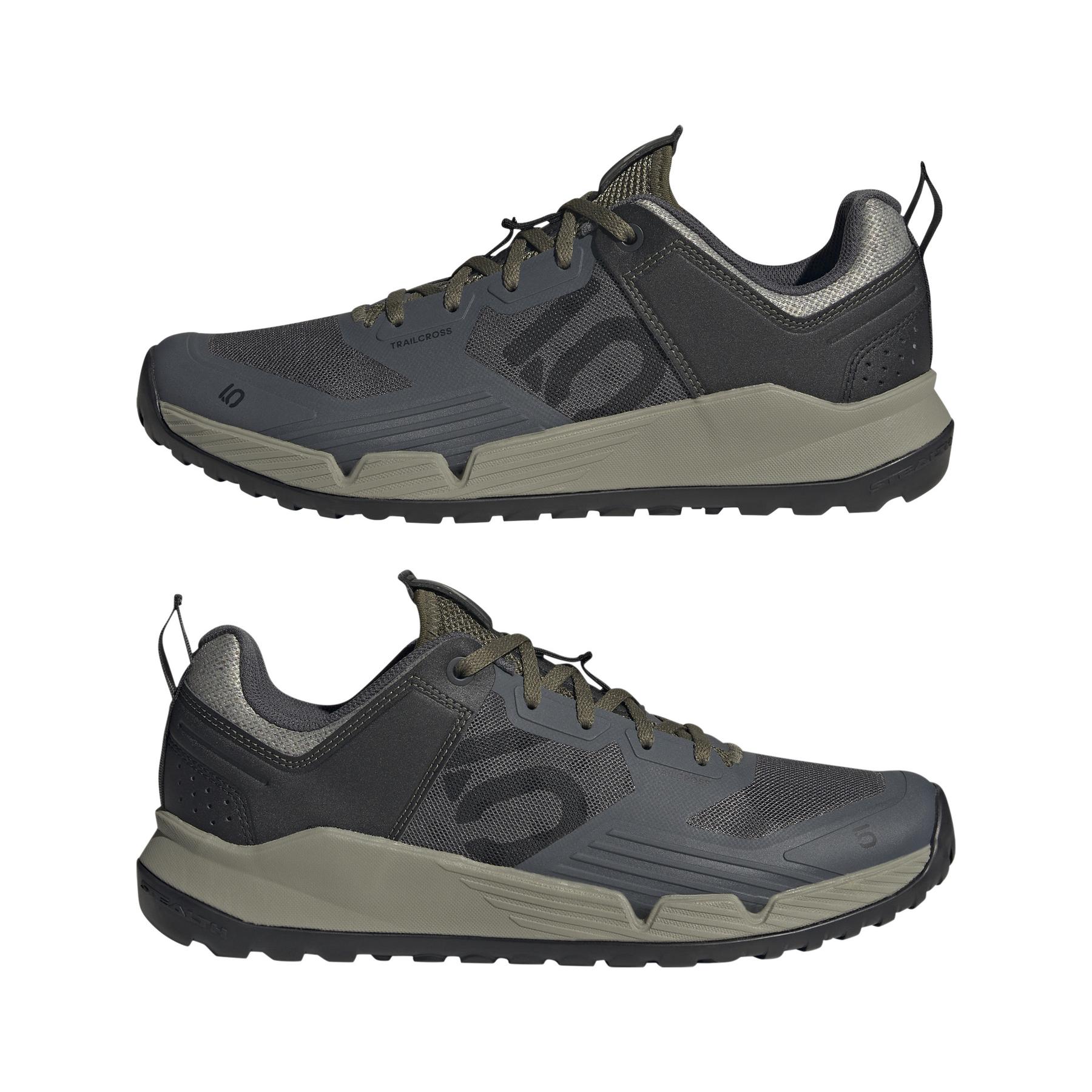 product/a/d/adidas_ih0812_10_footwear_photography_mirrored_pair_view_white-nw091625.jpg