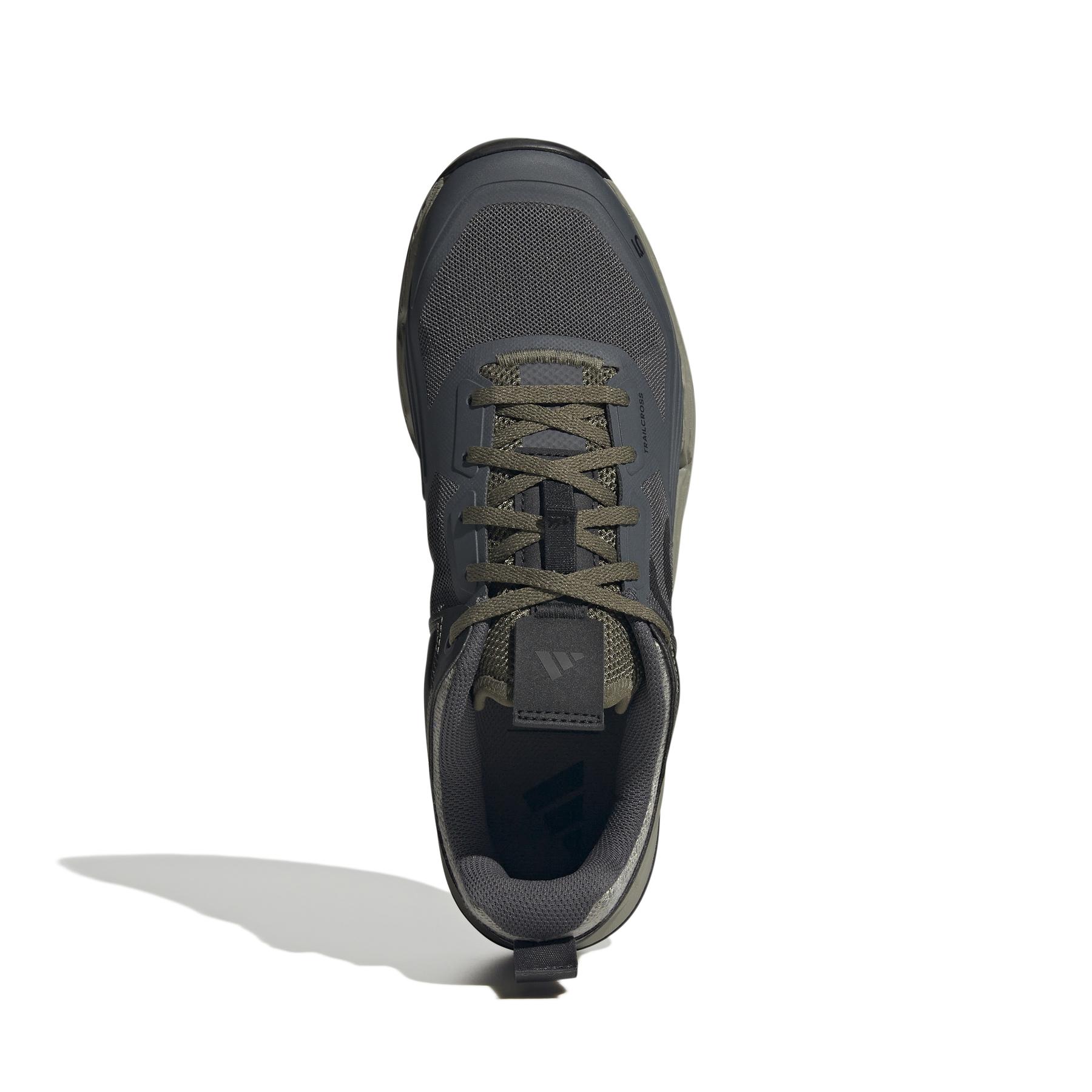 product/a/d/adidas_ih0812_3_footwear_photography_top_portrait_view_white-nw091625.jpg