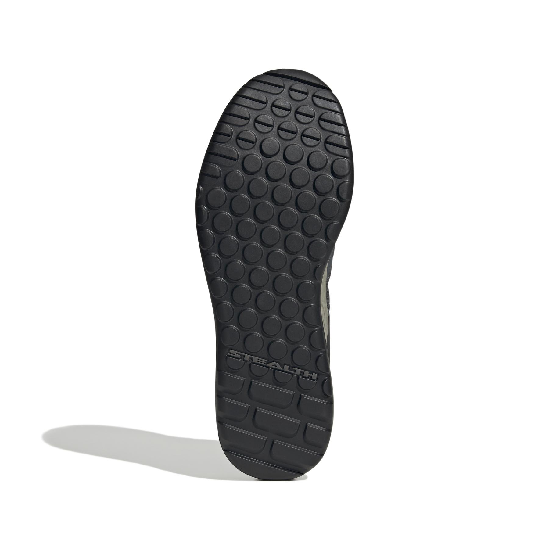 product/a/d/adidas_ih0812_4_footwear_photography_bottom_view_white-nw091625.jpg