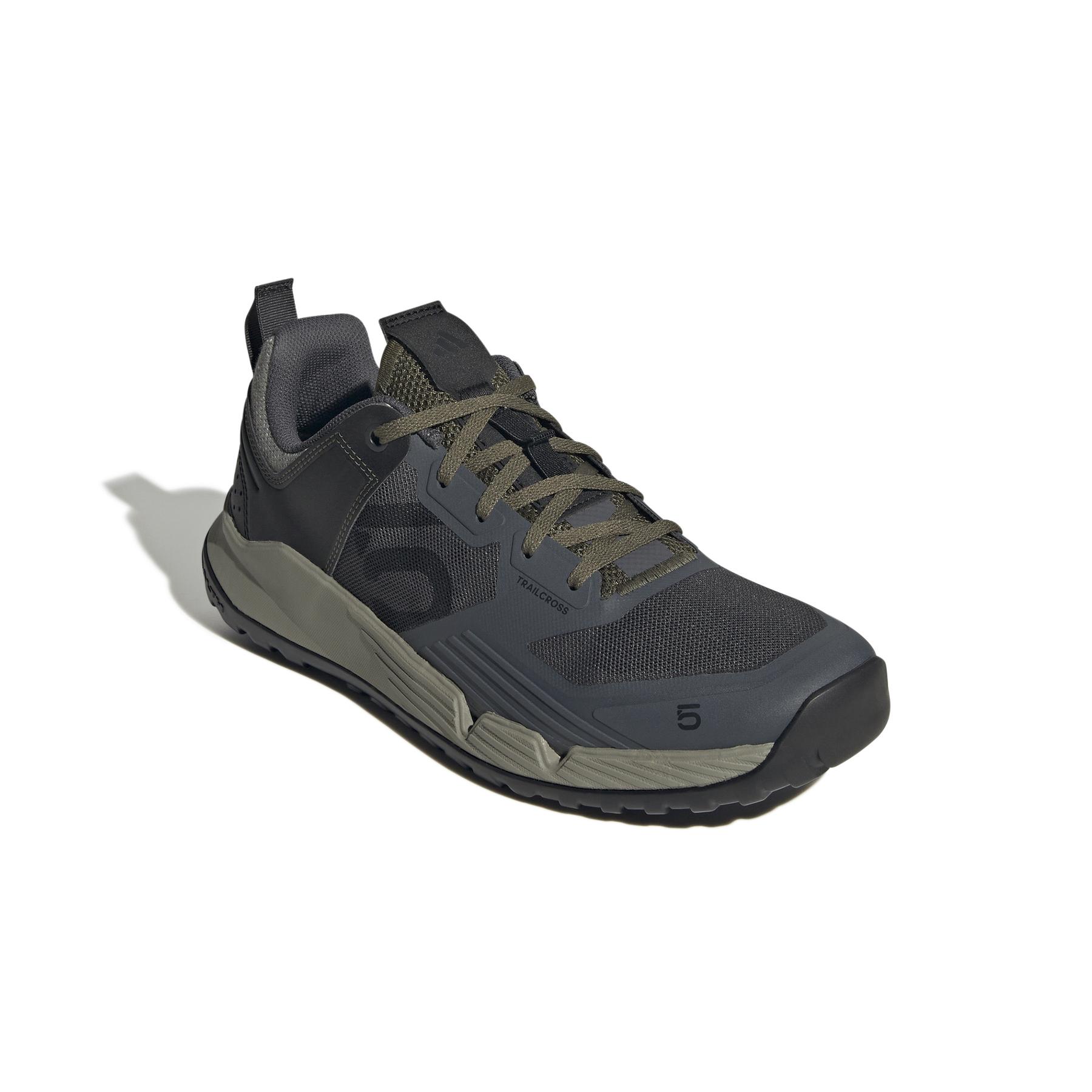 product/a/d/adidas_ih0812_6_footwear_photography_front_lateral_top_view_white-nw091625.jpg