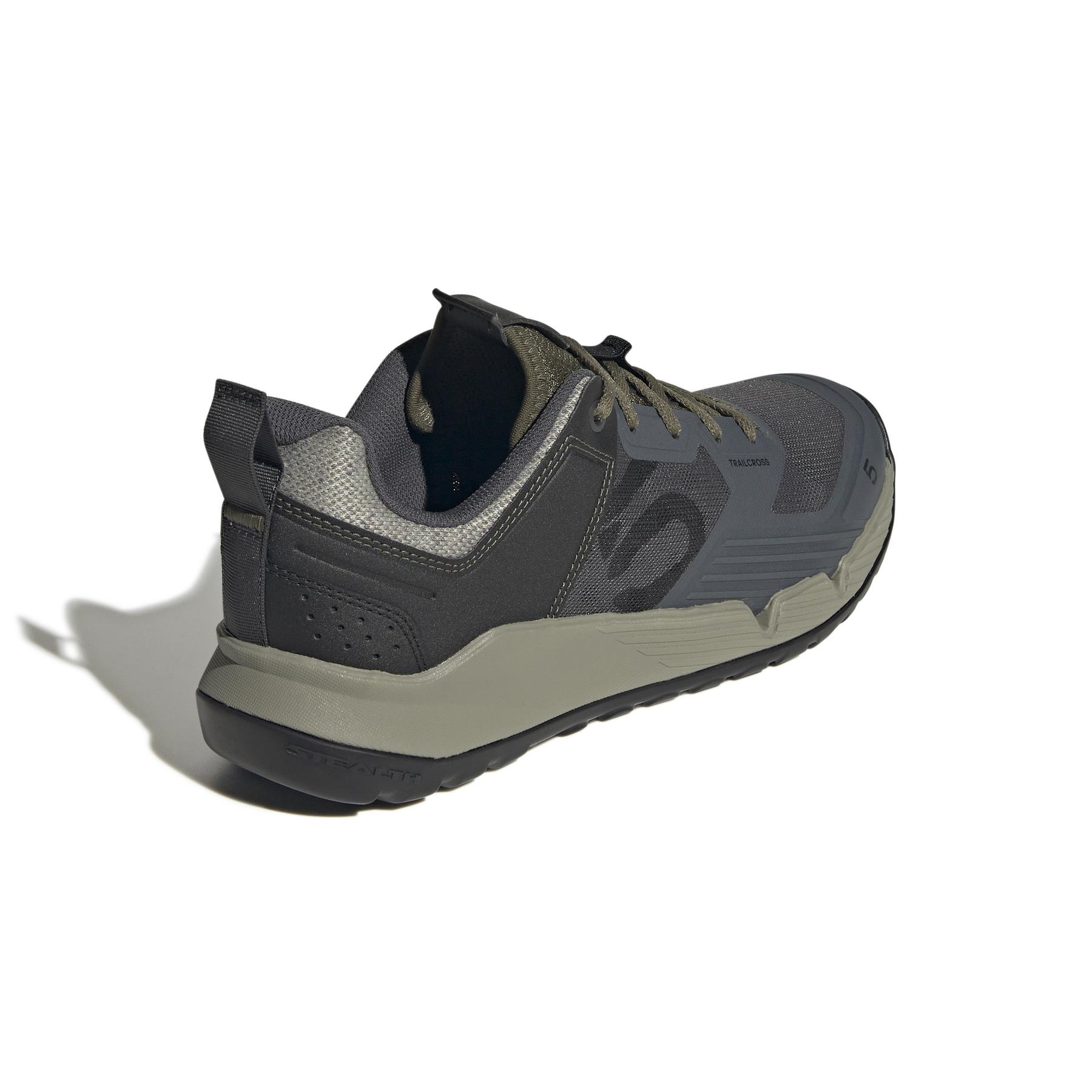 product/a/d/adidas_ih0812_7_footwear_photography_back_lateral_top_view_white-nw091625.jpg