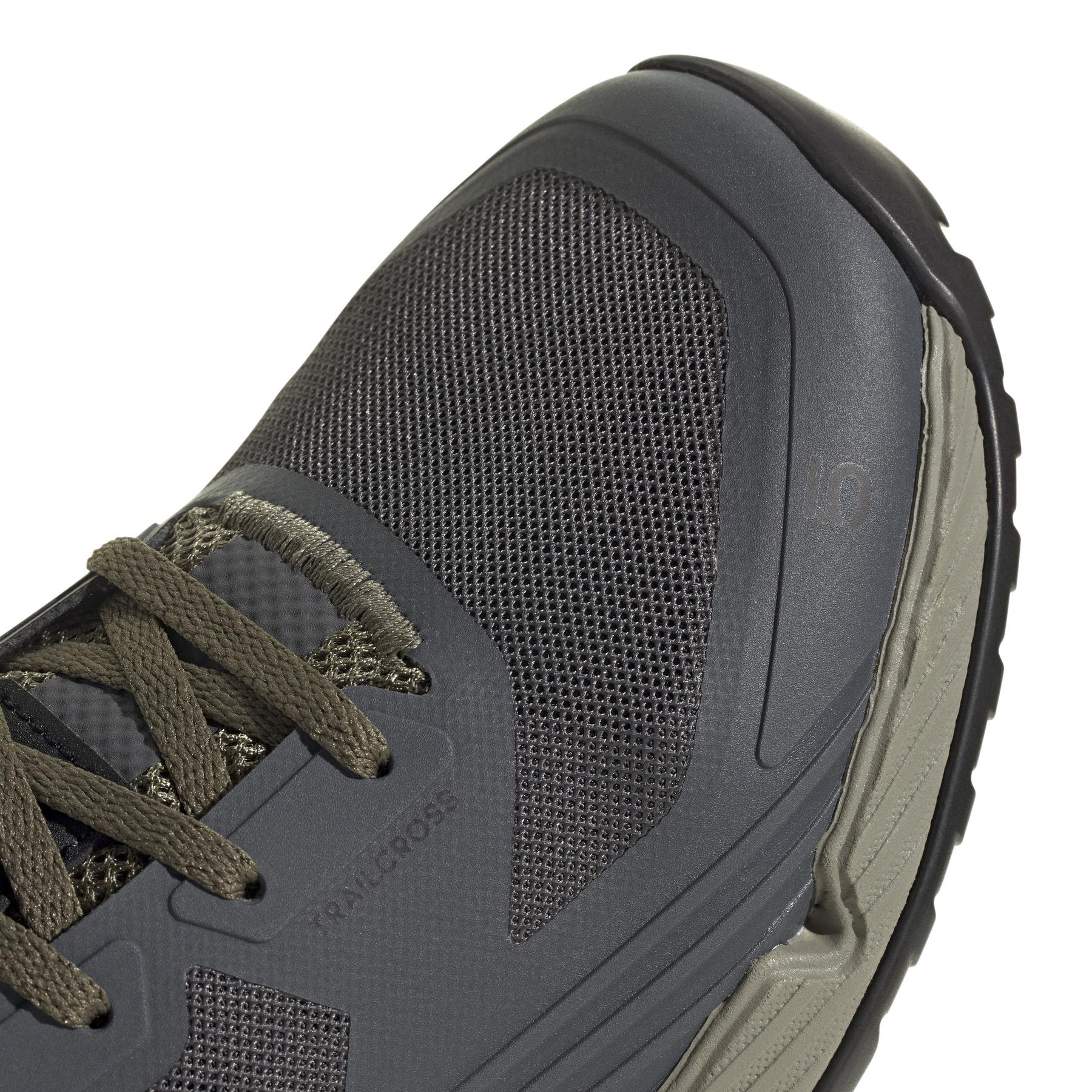 product/a/d/adidas_ih0812_9_footwear_photography_detail_view_2_white-nw091625.jpg