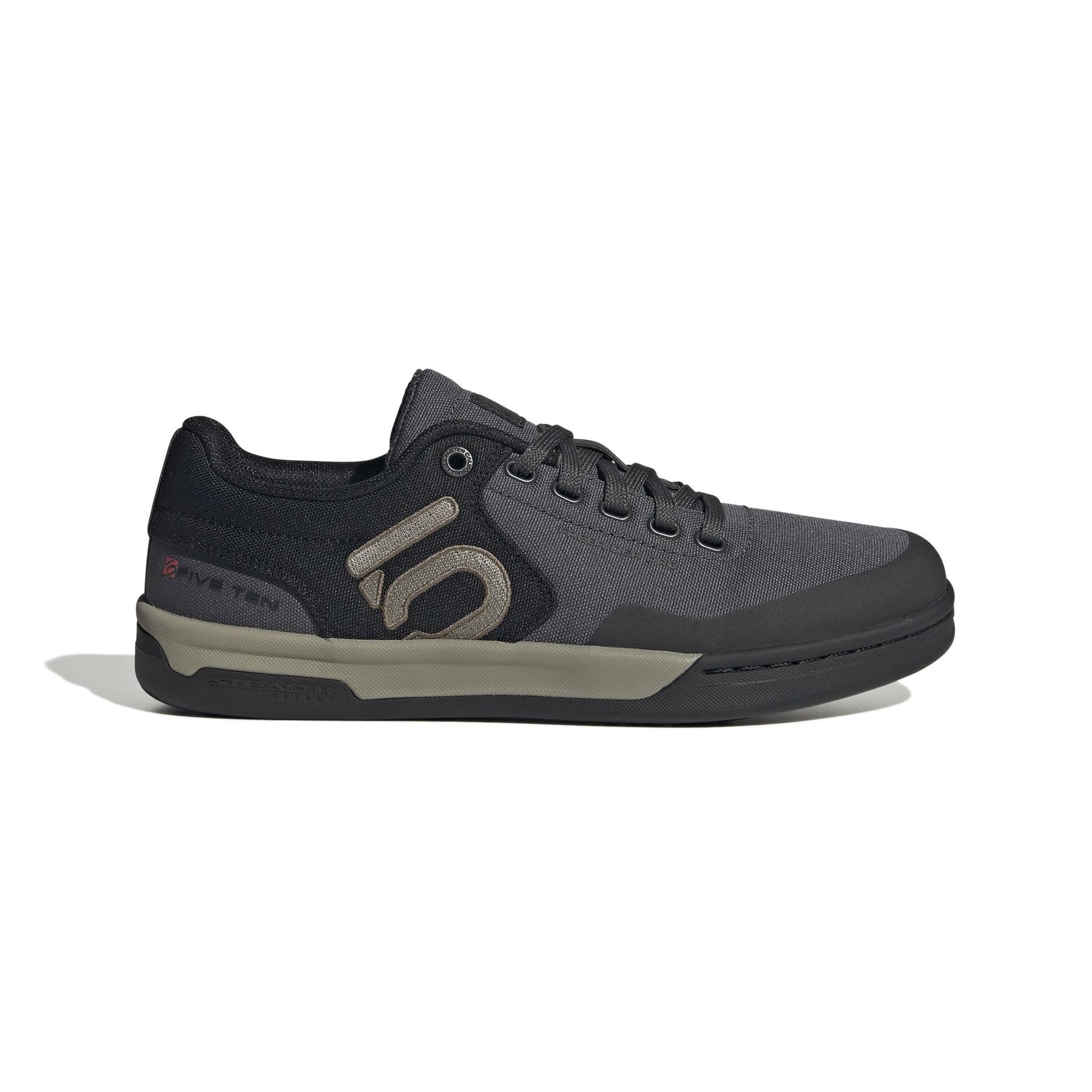 product/a/d/adidas_ih0814_1_footwear_photography_side_lateral_center_view_white-nw091625.jpg